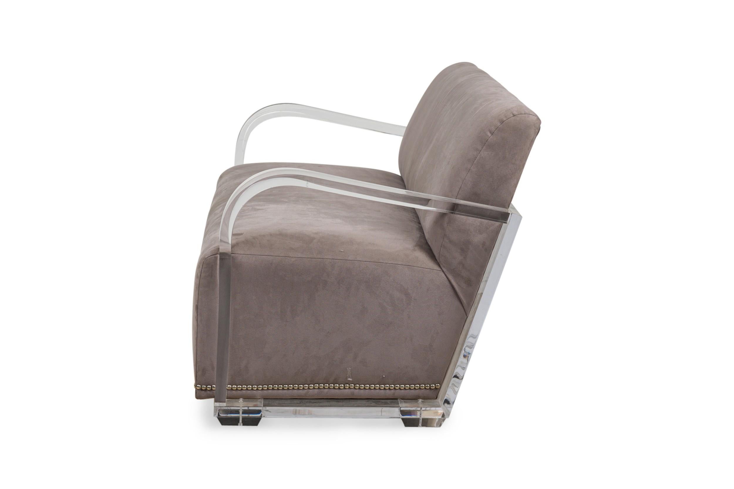 GEOFFREY BRADFIELD American Contemporary Lucite and Suede Loveseat Moderno en venta