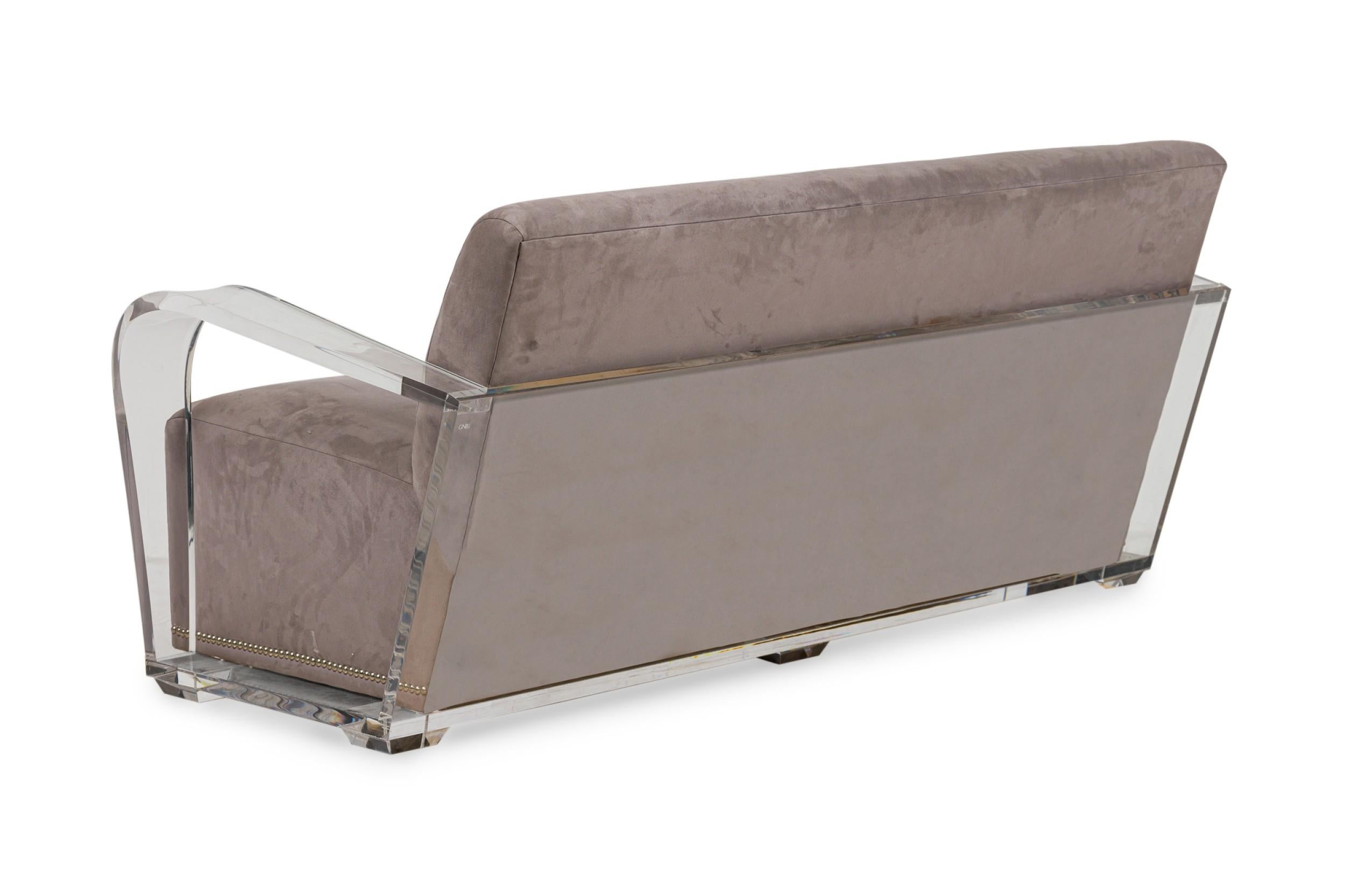 GEOFFREY BRADFIELD American Contemporary Lucite and Suede Loveseat Estadounidense en venta