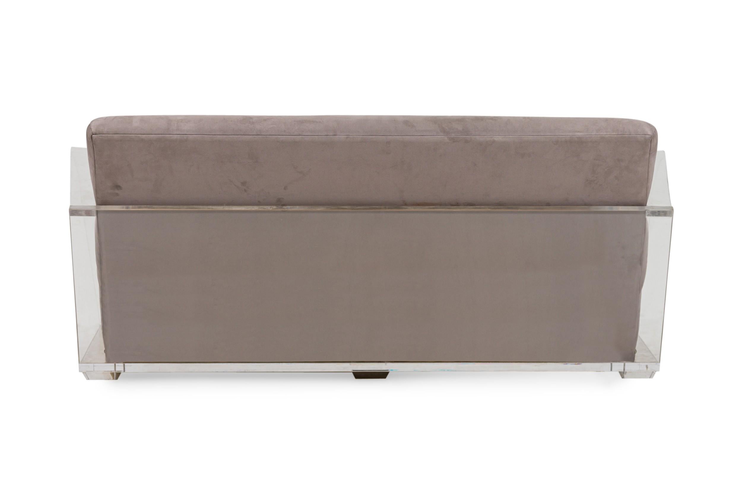 GEOFFREY BRADFIELD American Contemporary Lucite and Suede Loveseat en Bueno estado para la venta en Queens, NY
