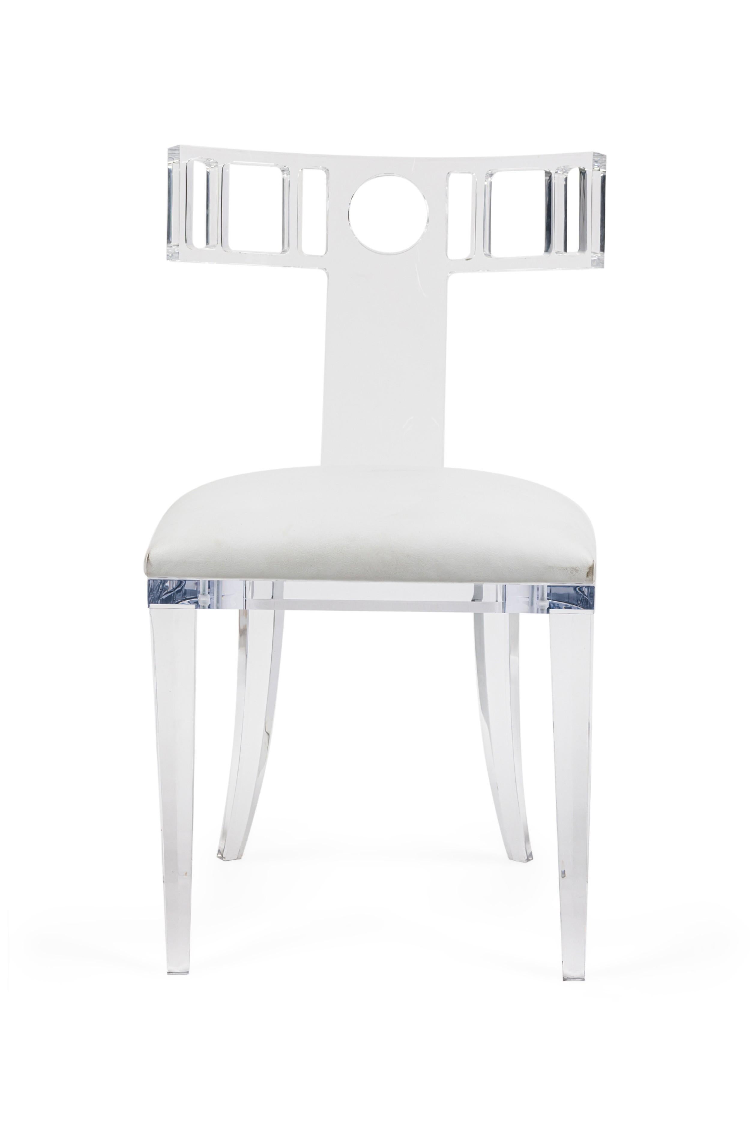 Chaise d'appoint à dossier arrondi en acrylique Lucite de style AM Contemporary (GEOFFREY BRADFIELD) avec un coussin d'assise rembourré blanc.