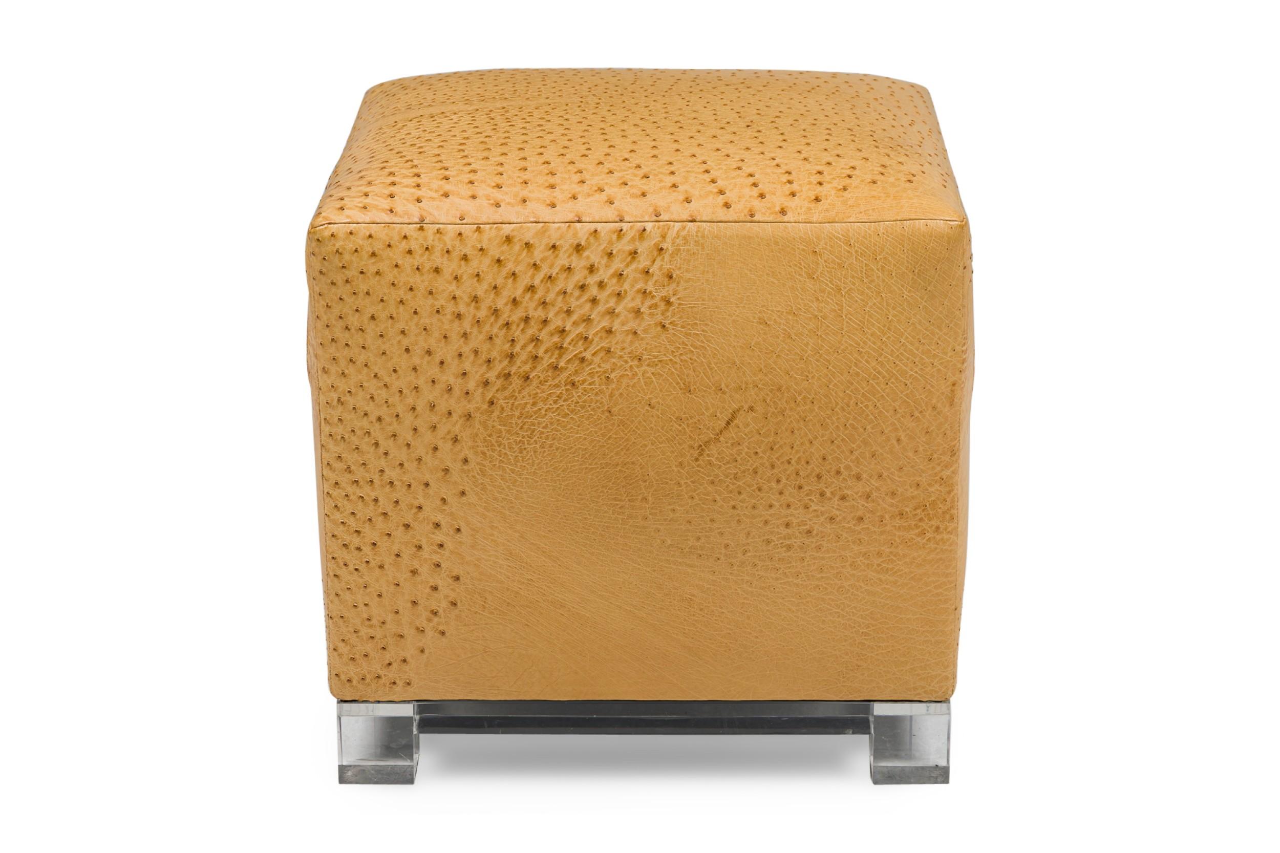 Amerikanischer Zeitgenosse, quadratische Würfelform, Ottomane / Bank mit Straußenhautpolsterung auf einem Lucite-Acryl-Sockel (GEOFFREY BRADFIELD)