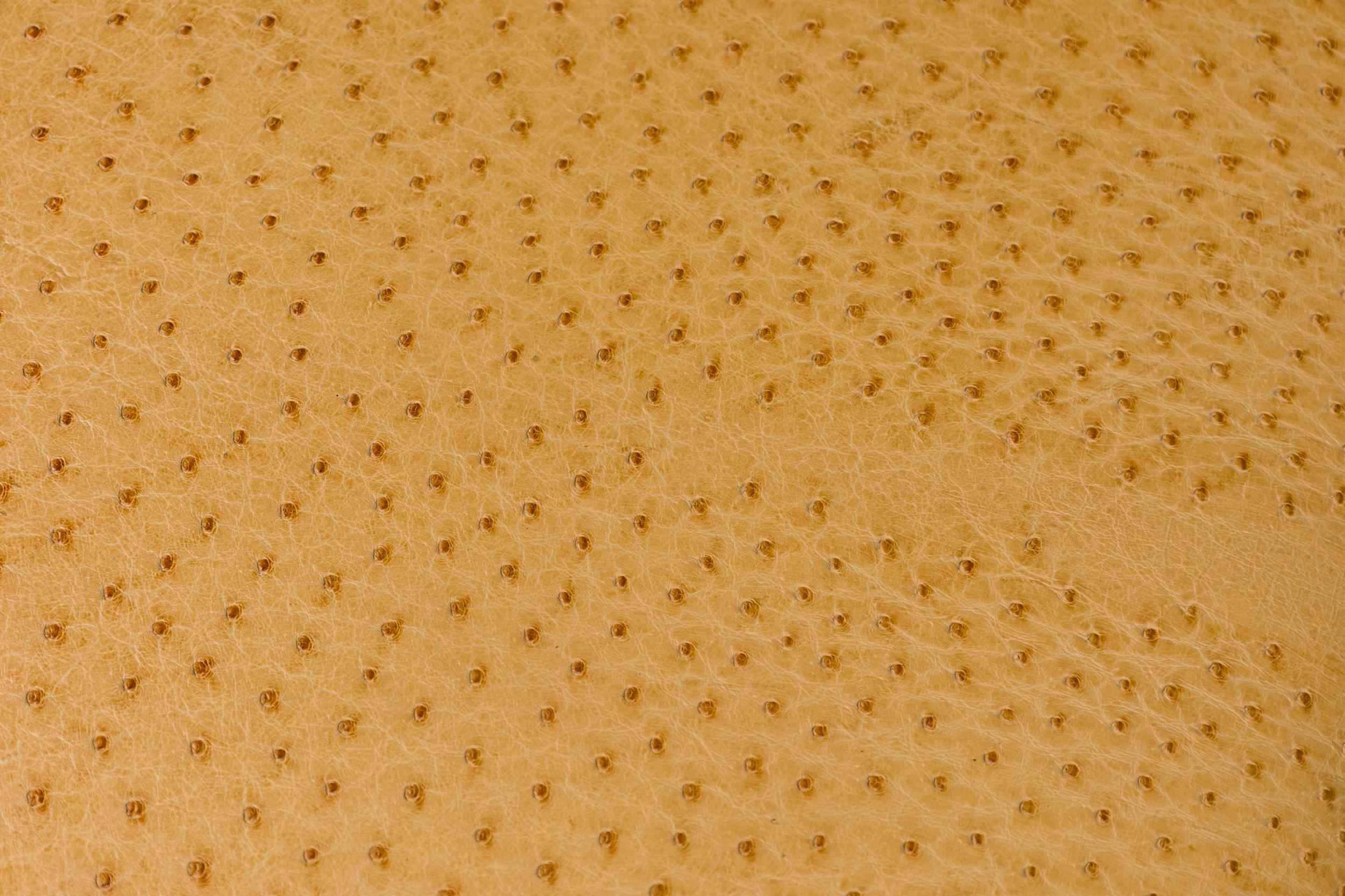 GEOFFREY BRADFIELD Amerikanischer, quadratischer Straußenleder-Ottoman im Zustand „Gut“ im Angebot in Queens, NY