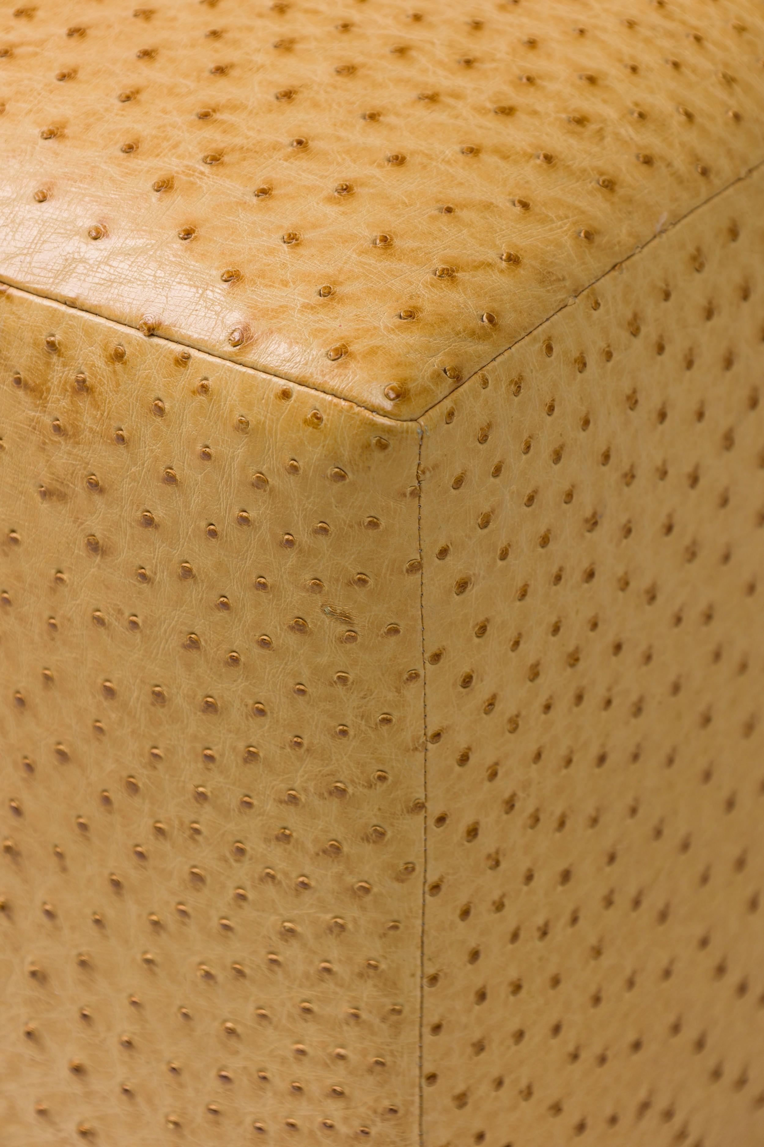 GEOFFREY BRADFIELD Amerikanischer, quadratischer Straußenleder-Ottoman (20. Jahrhundert) im Angebot