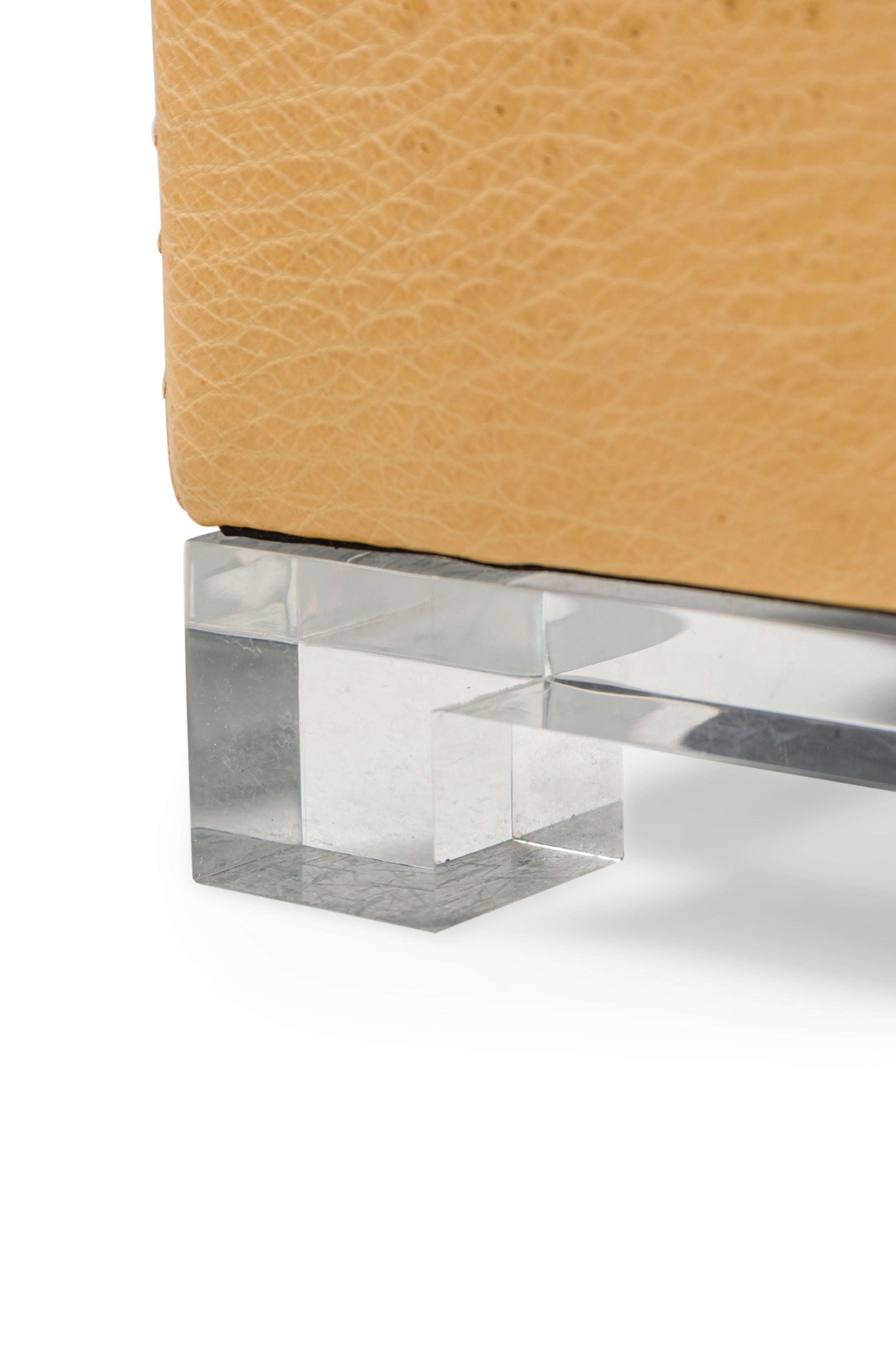 GEOFFREY BRADFIELD Amerikanischer, quadratischer Straußenleder-Ottoman (Acryl) im Angebot