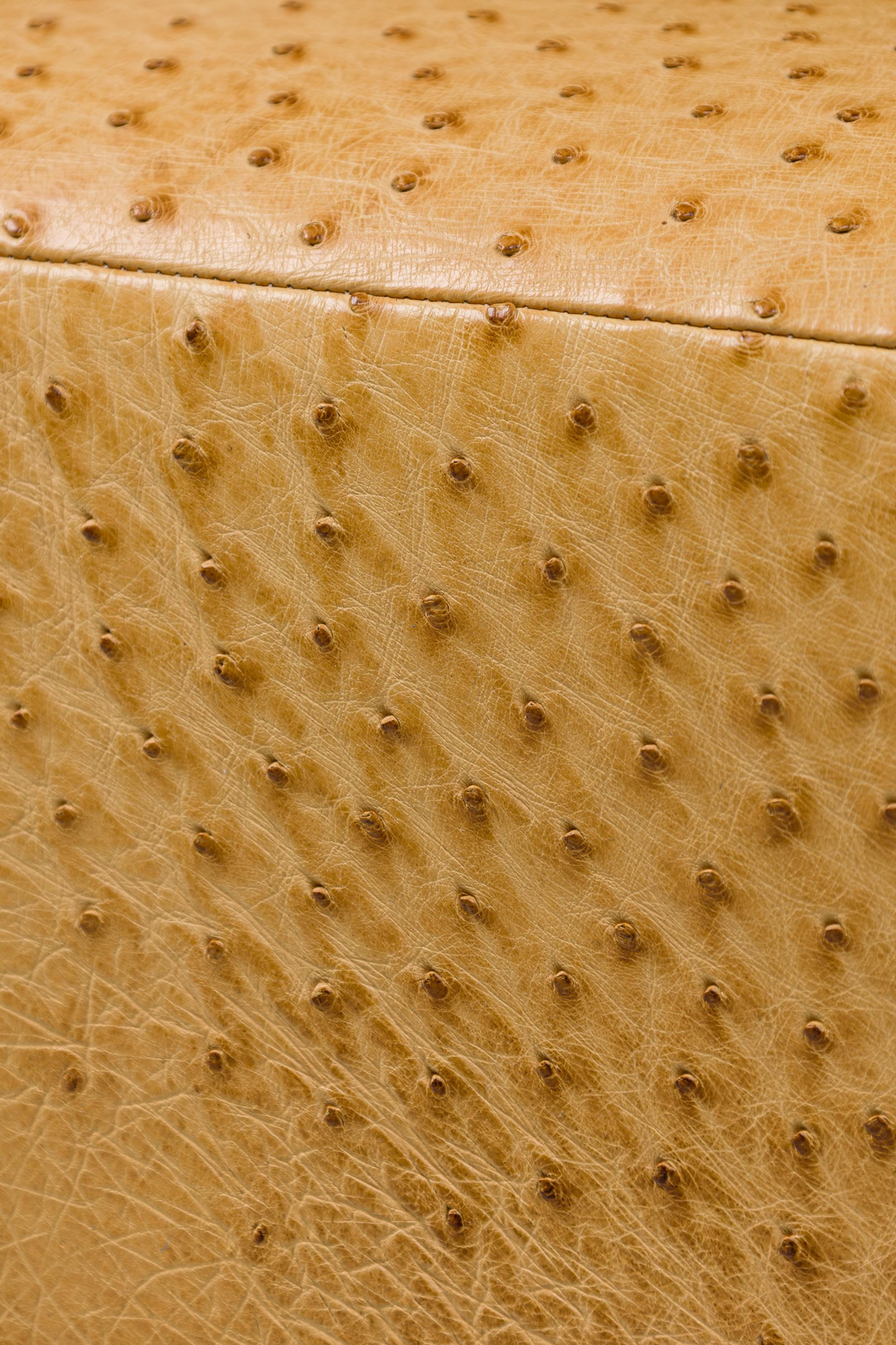 GEOFFREY BRADFIELD Amerikanischer, quadratischer Straußenleder-Ottoman im Angebot 1