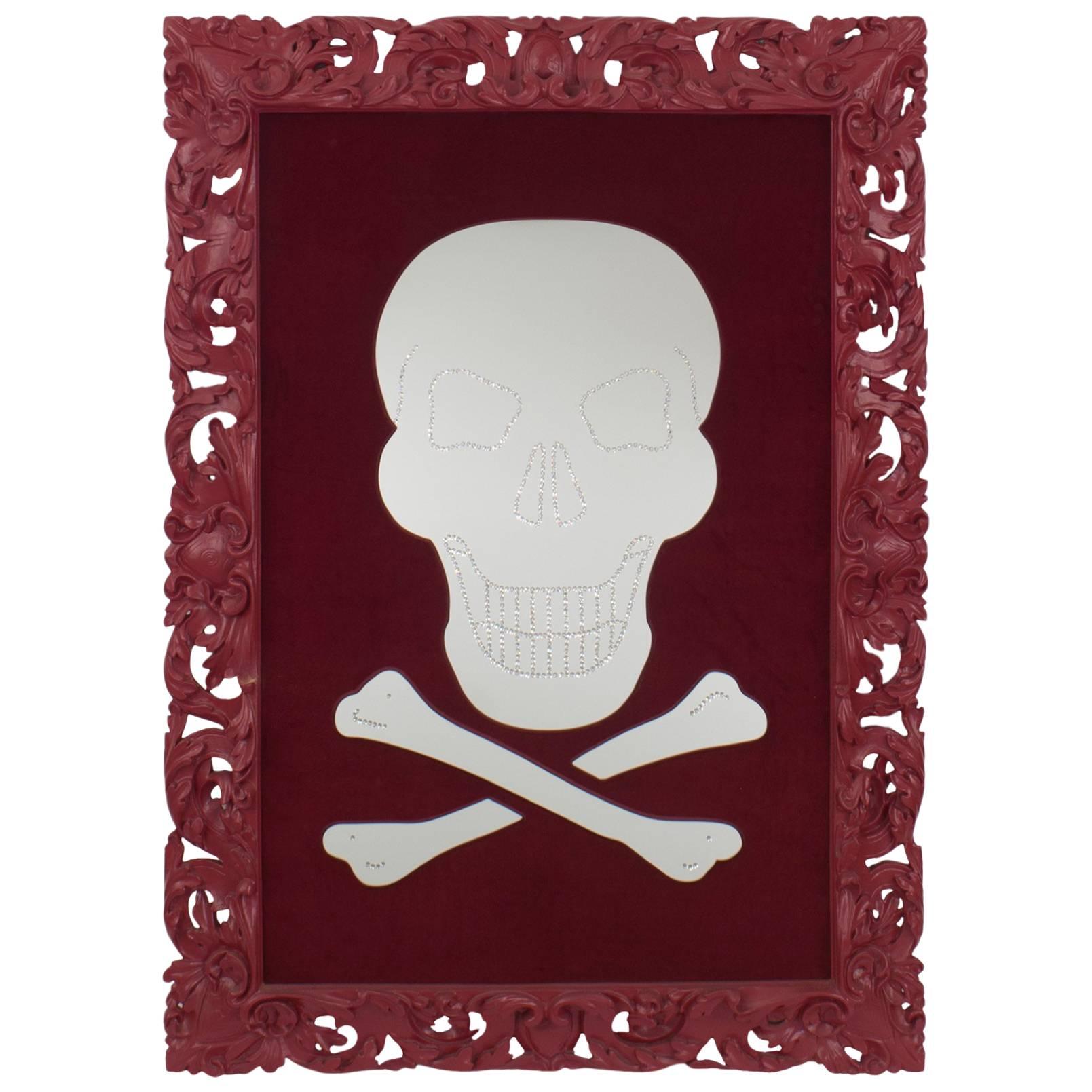 Espejo moderno Geoffrey Bradfield de calavera y huesos cruzados con marco de filigrana granate