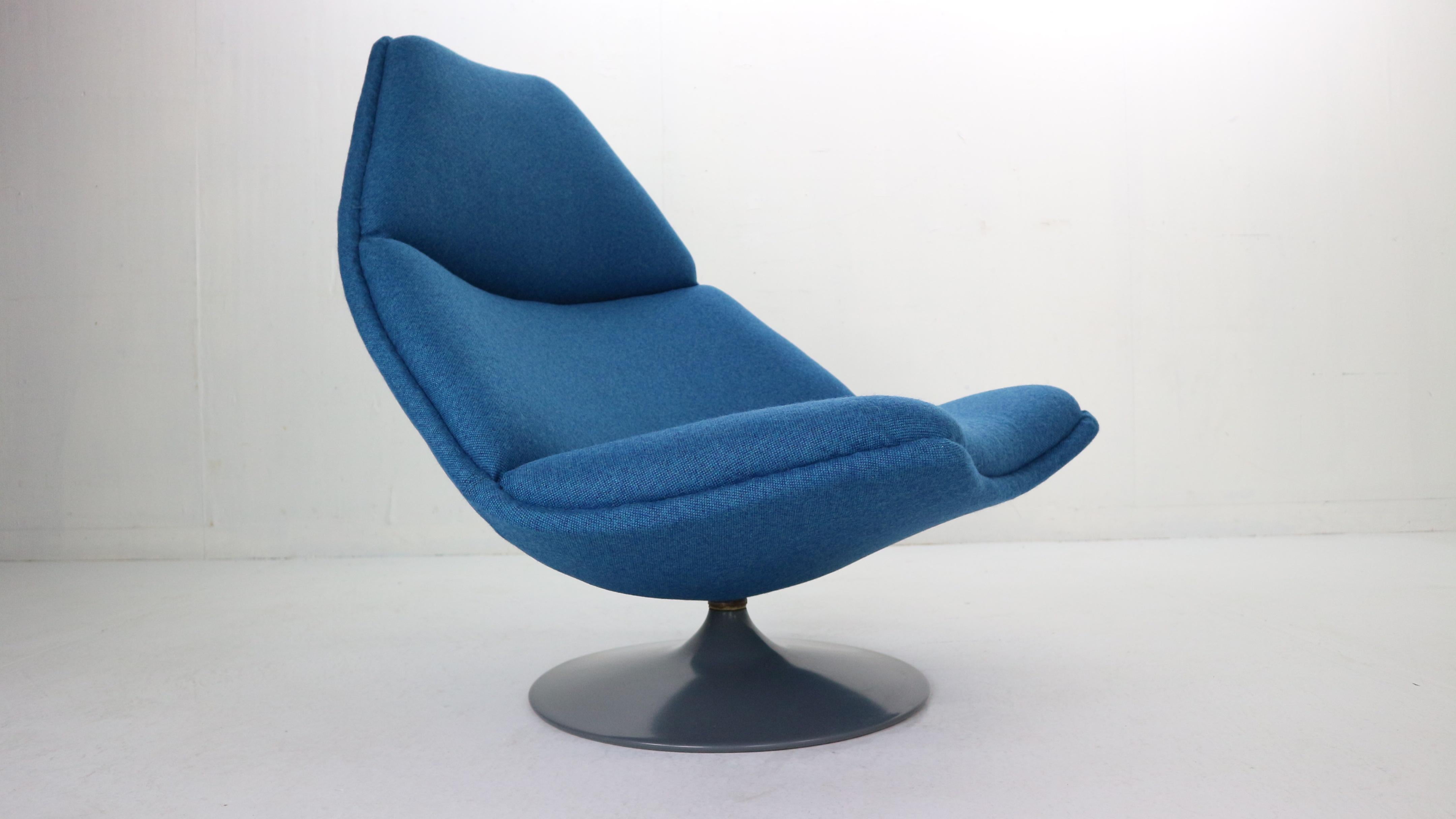 In 1962 British designer Geoffrey Harcourt (1935) joined the Artifort team, and developed the luxury ‘F-series’ lounge chairs in the late 1960s. 
There are two sizes of this model and this is the larger model with the high back. 
The seating and a