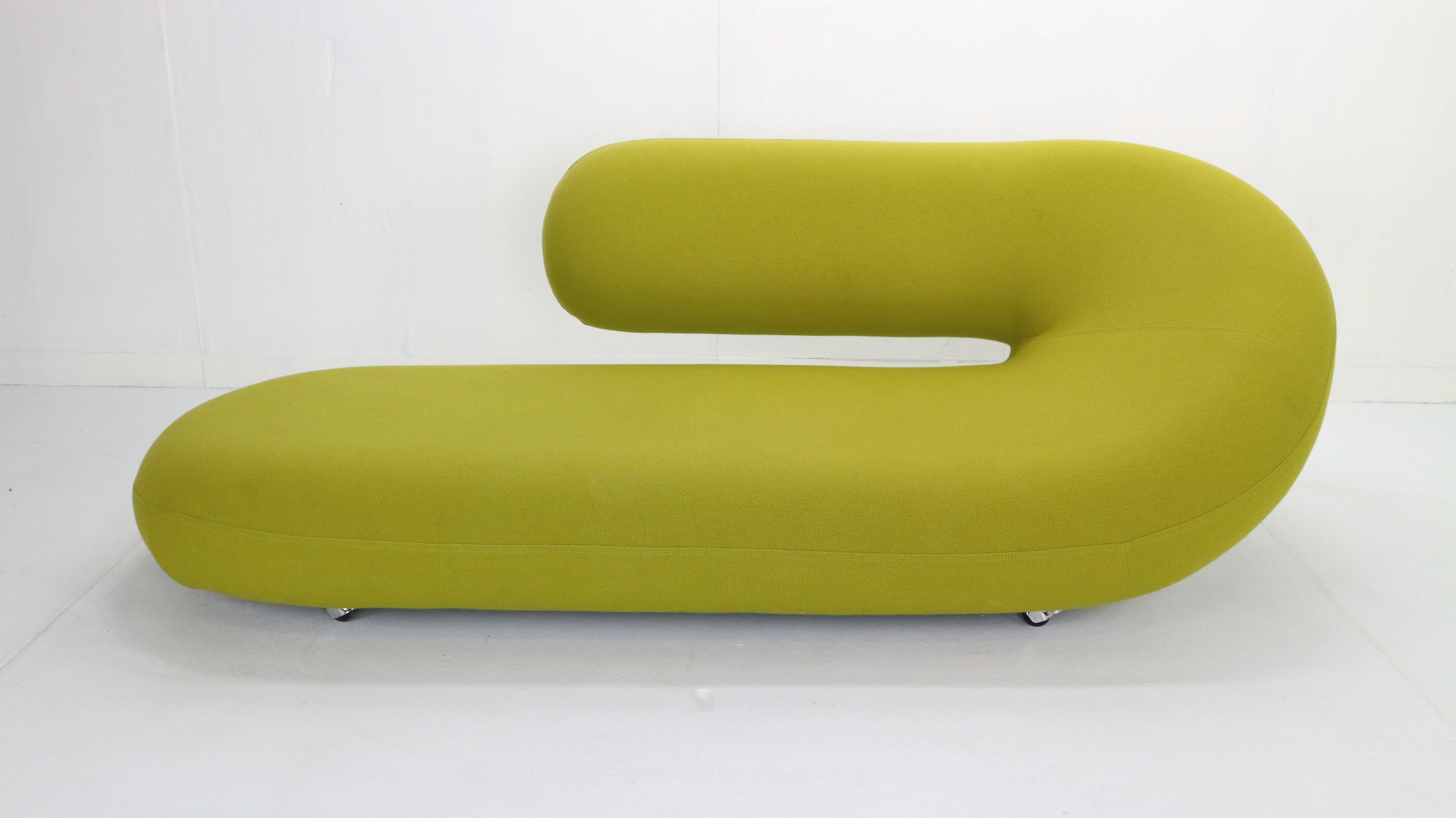Chaise lounge (contemporary sofa) design by Geoffrey Harcourt for Artifort in 1970, Netherlands.
The Cleopatra sofa is Geoffrey Harcourt's take on the chaise lounge. It was interpreted as a homage to retro style decadence.
A monument in the modern