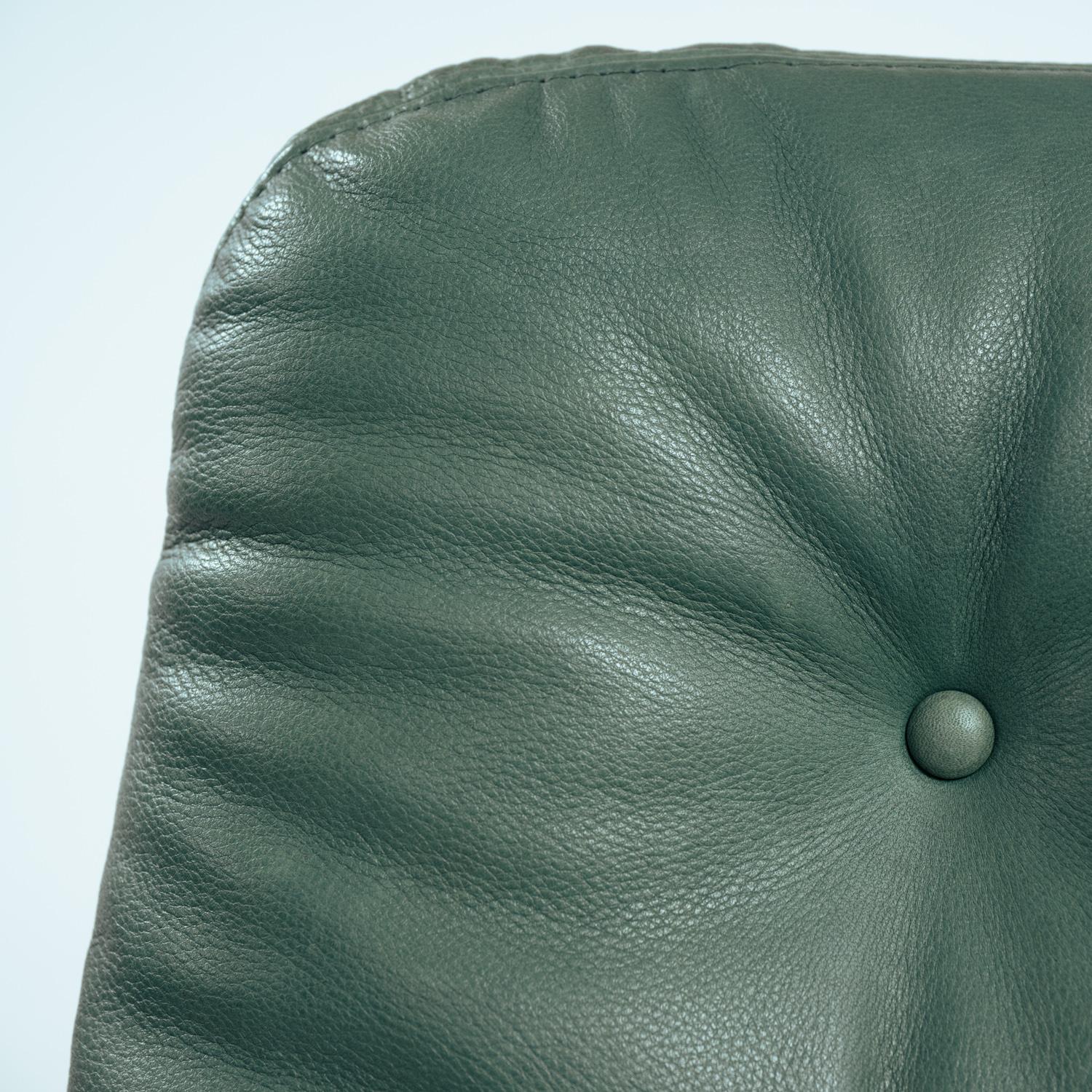 Dutch Geoffrey Harcourt Artifort lounge chair green leather, 1960 For Sale