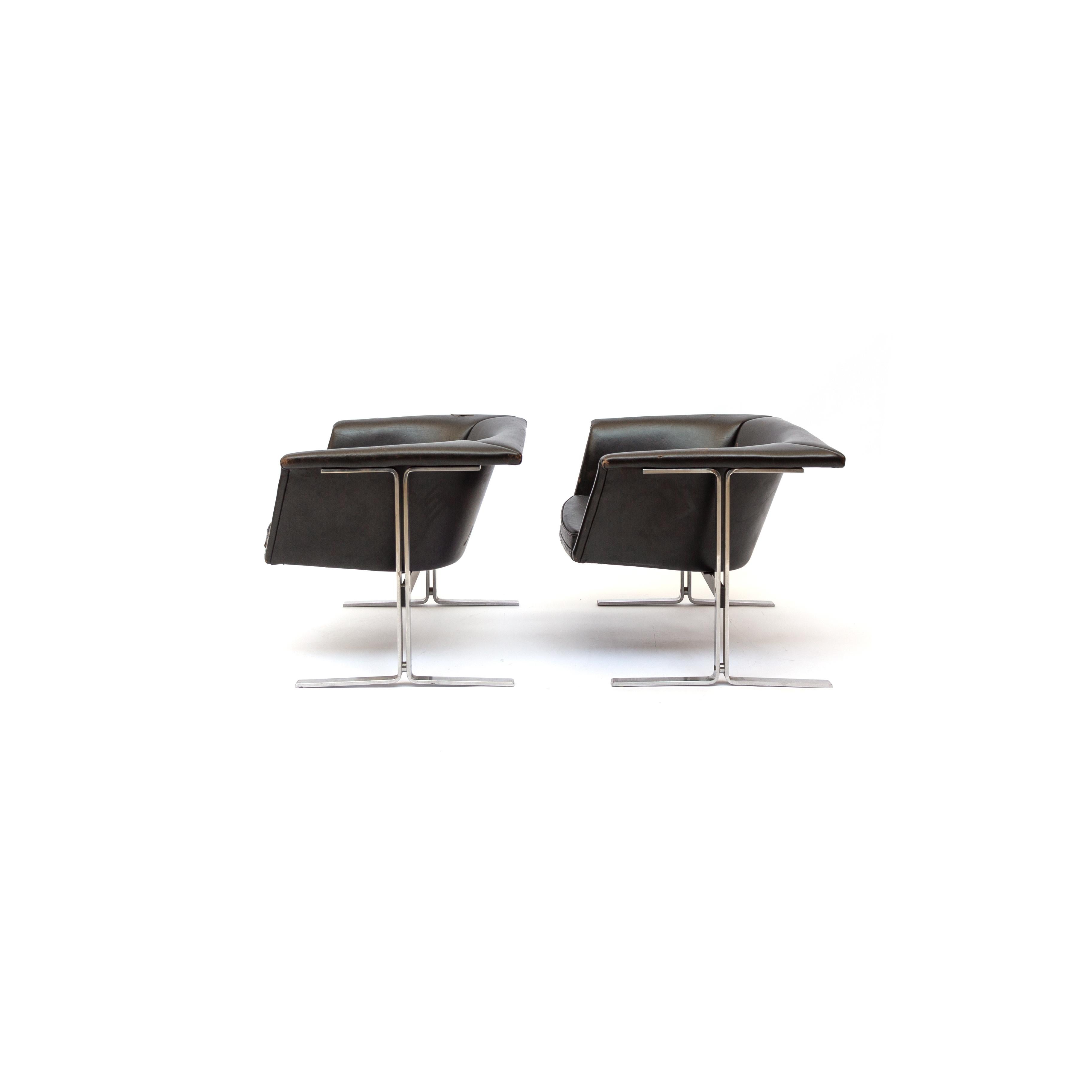Mid-Century Modern vinyl lounge chair model 042, Netherlands, with flat steel base designed by Geoffrey Harcourt for Artiforte, circa 1963.