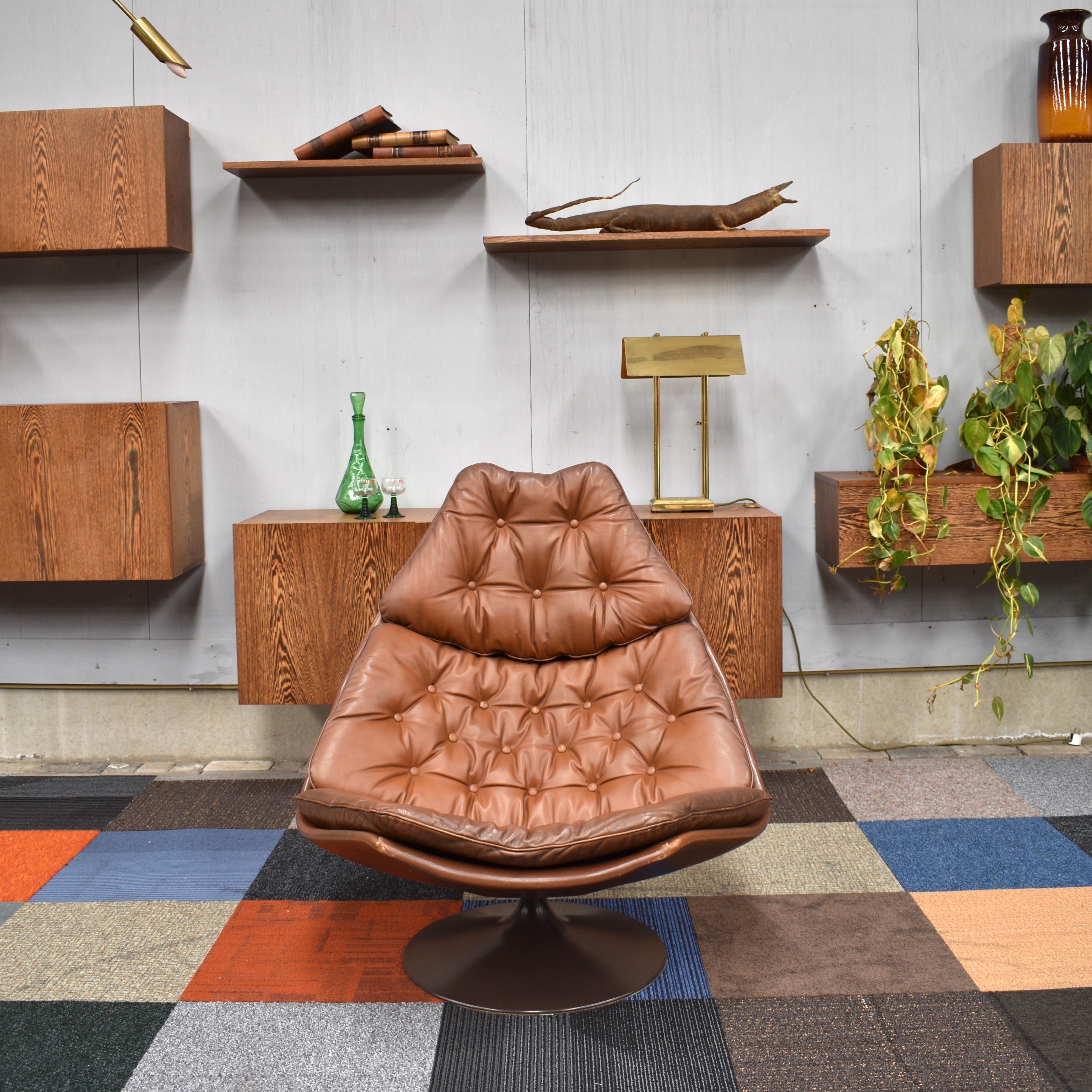 Geoffrey D. Harcourt F588 swivel lounge chair in tan leather designed in 1967.
It still remains original and is in fair condition with signs of use and age and some damages to the edges of the leather on the base. Staining (discoloration) on the