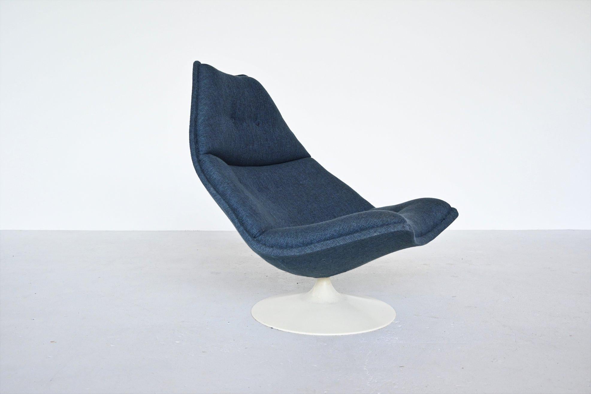 Beautiful iconic F588 swivel lounge chair designed by Geoffrey Harcourt and manufactured by Artifort, The Netherlands 1967. Geoffrey D. Harcourt distinguished himself with this series of swivel armchairs by its comfortable shape and striking