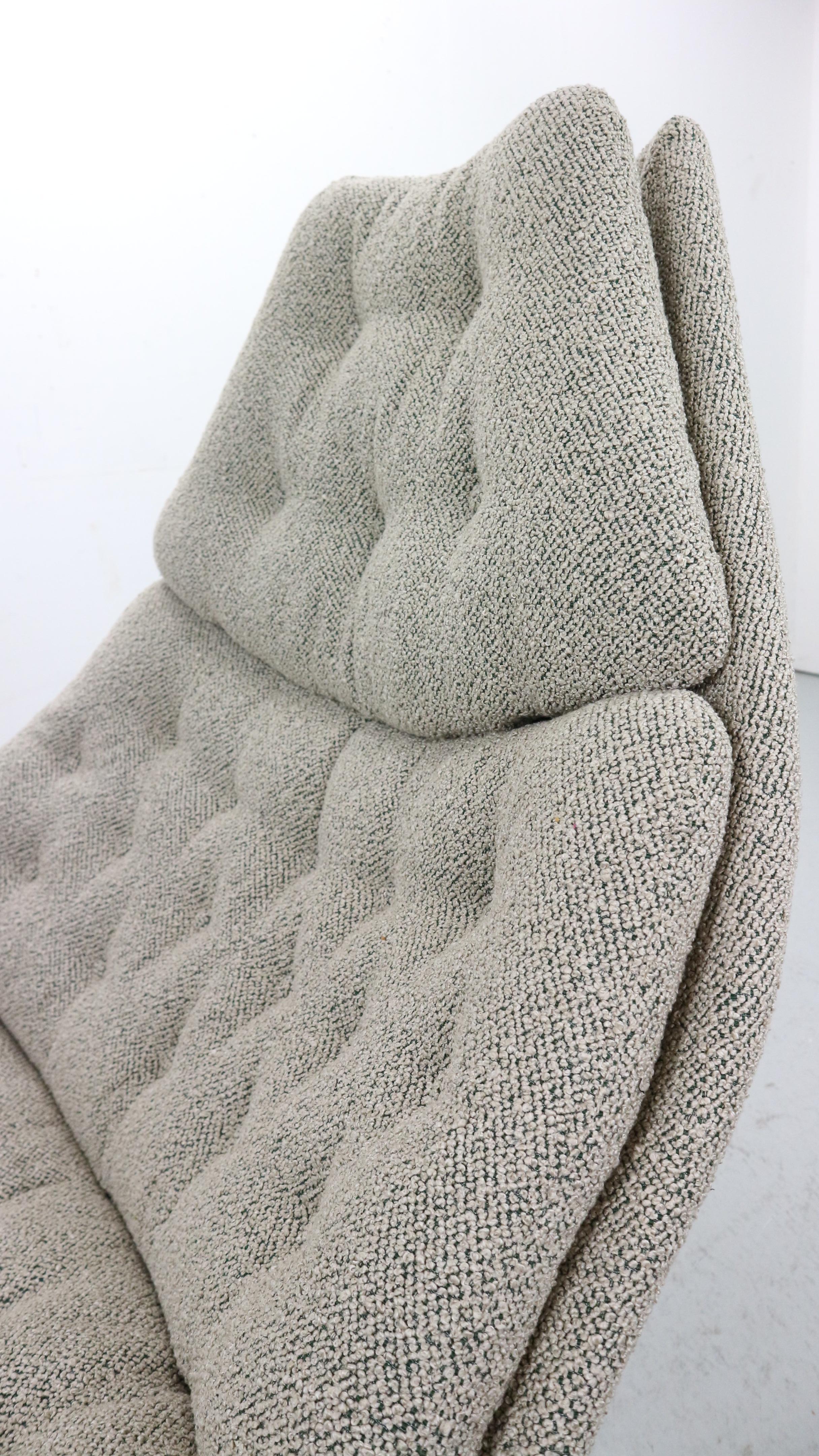 Geoffrey Harcourt f588 lounge chair with ottoman in bouclé fabric by Artifort. 4