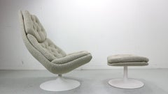 Chaise longue Geoffrey Harcourt f588 avec ottoman en tissu bouclé par Artifort.