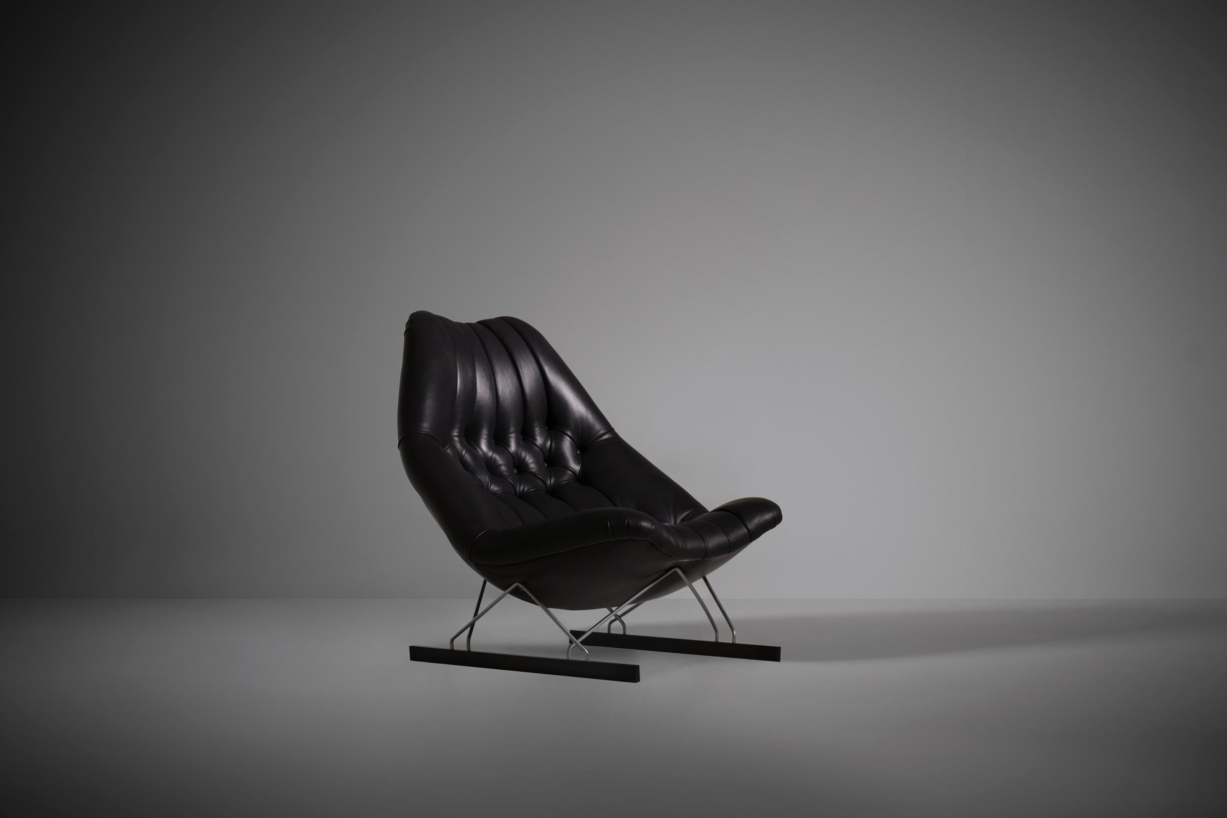 Rare 'F592' lounge chair by Geoffrey Harcourt for Artifort, the Netherlands 1966. The chair was only produced between 1966-1969 in a very small number, less than 100. The chair is covered with a beautiful soft aniline leather. Both leather and foam