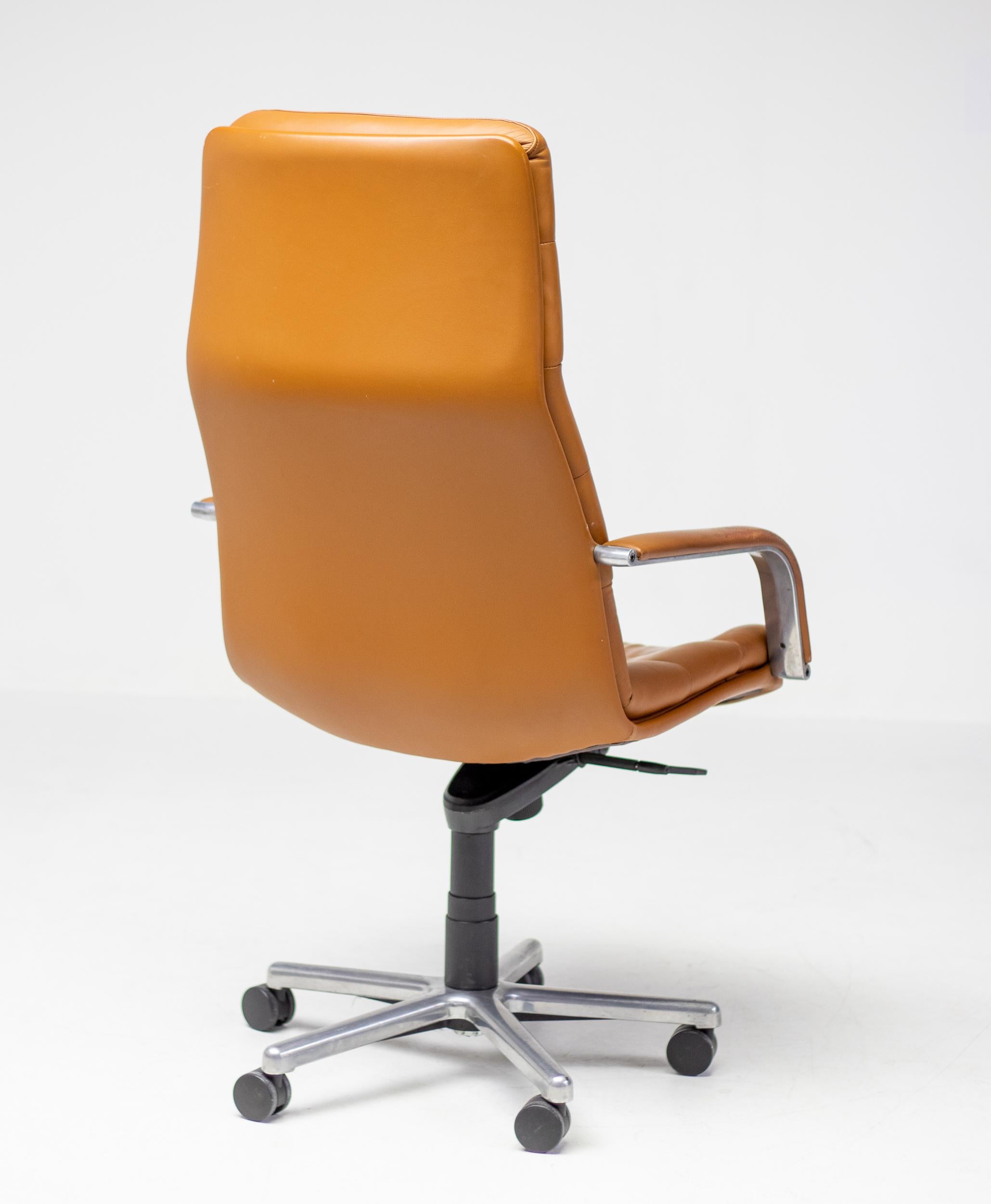 A distinguished executive chair designed by Geoffrey Harcourt for Artifort, upholstered in rich cognac leather. With its tilt and swivel functions, this chair was conceived to combine modern elegance with comfort and practicality, making it ideal