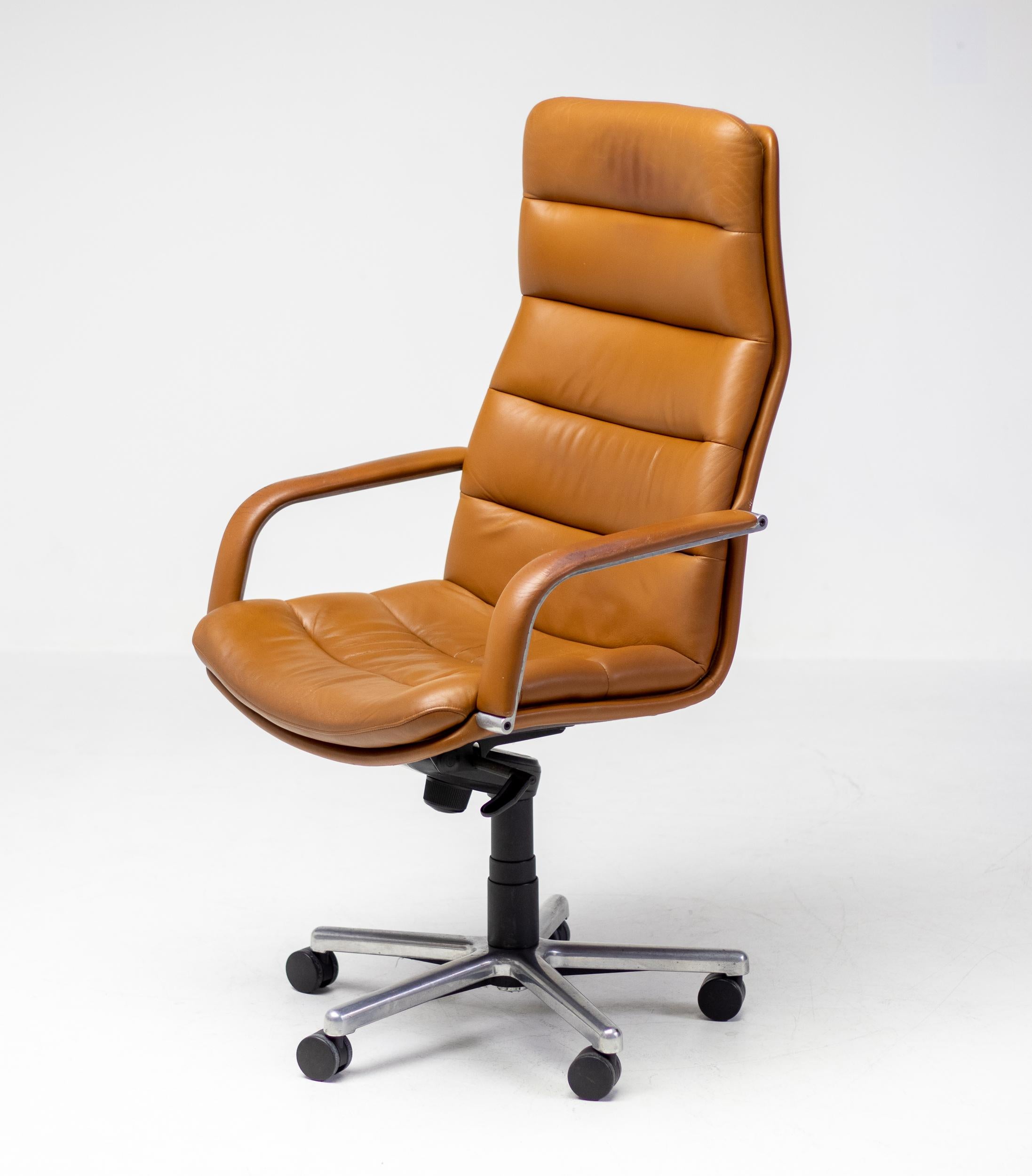 Geoffrey Harcourt for Artifort Cognac Leather Tilt & Swivel Executive Chair Bon état - En vente à Dronten, NL