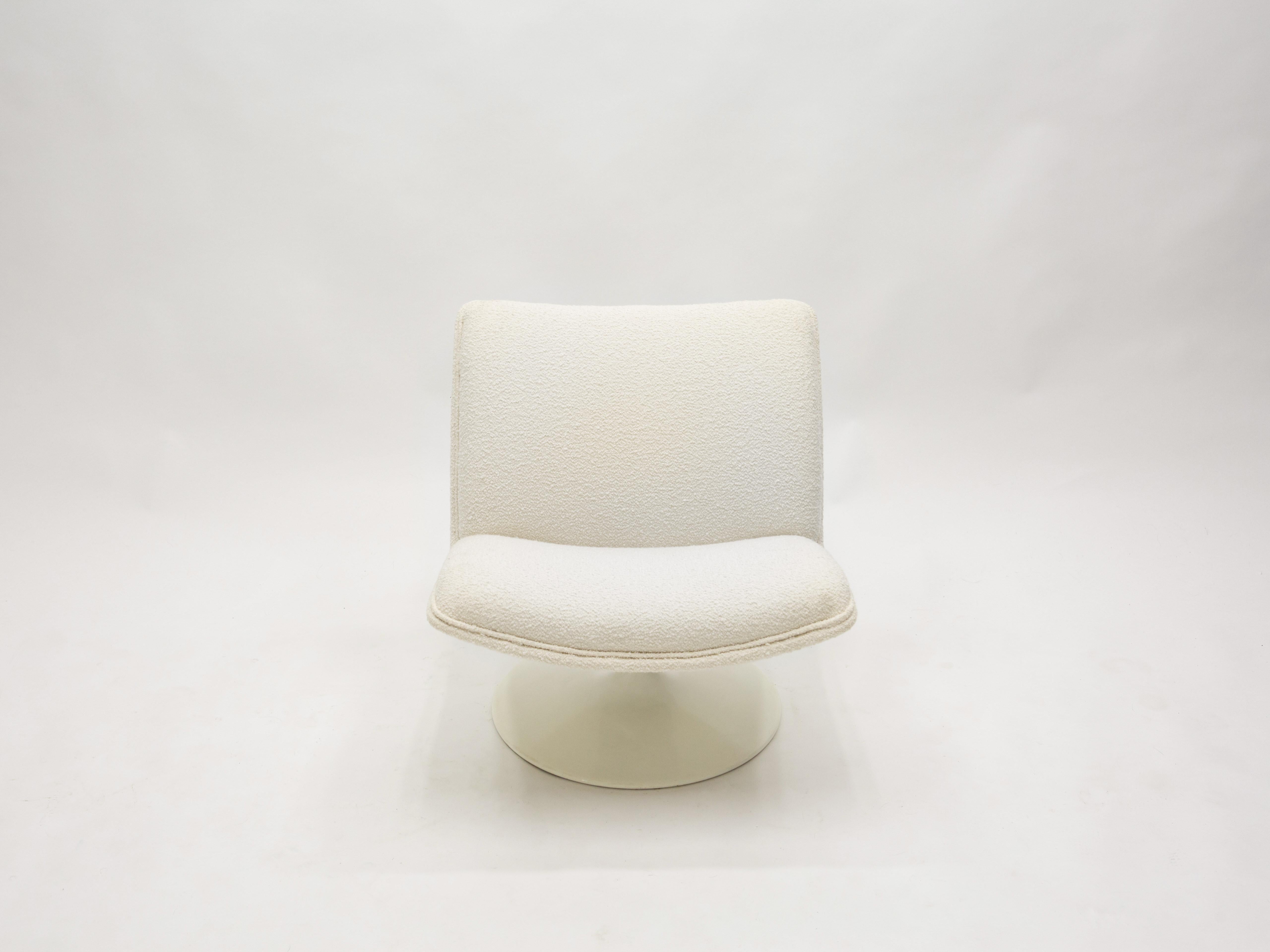 Rare and beautiful swivel lounge chair by Geoffrey Harcourt for Artifort, model F504, entirely reupholstered with wool bouclé by Lelièvre. This chair has a decidedly vintage Space Age appeal, calling to mind film sets. Its fiber glass foot has a