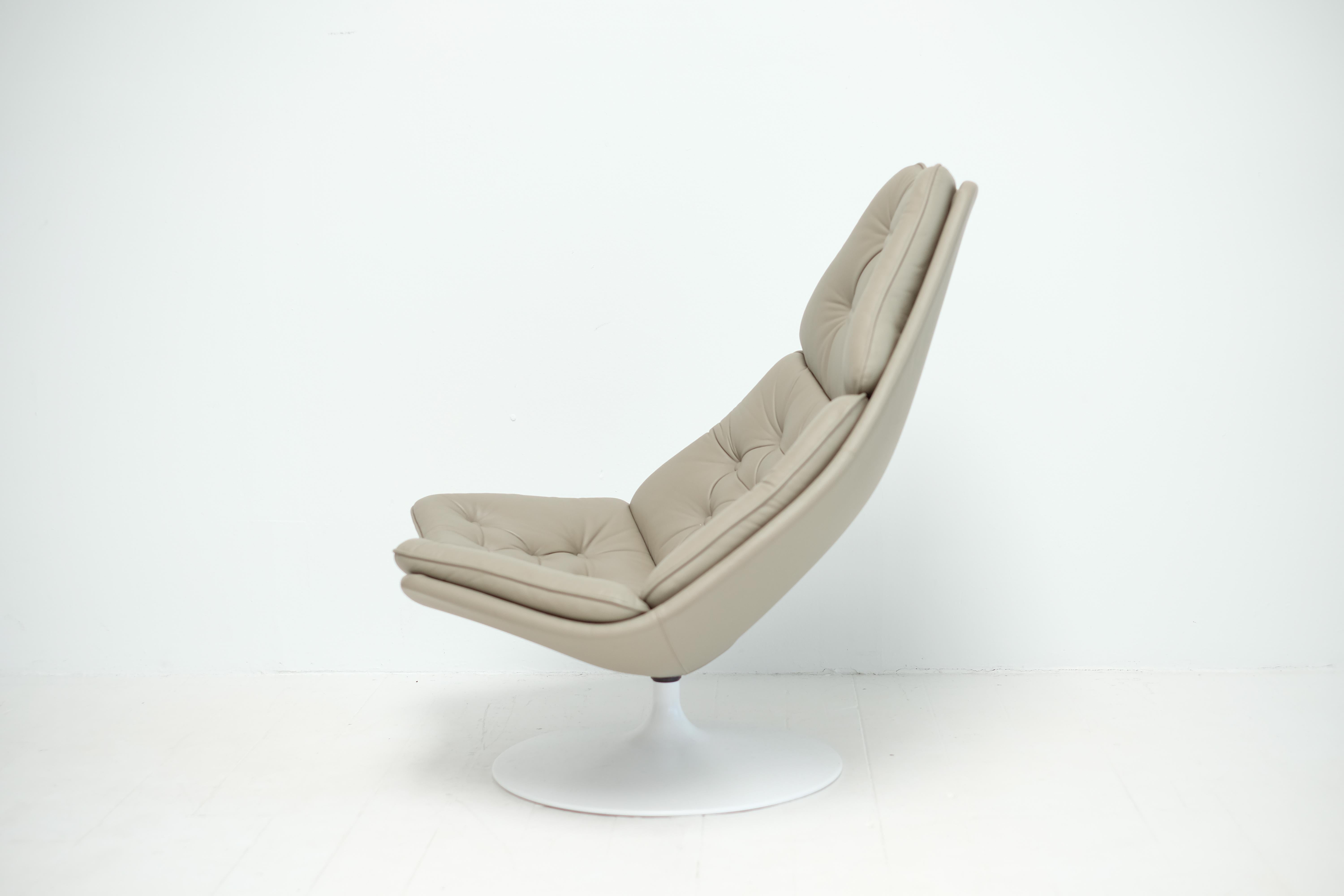 In 1962 British designer Geoffrey Harcourt (1935) joined the Artifort team, and developed the luxury ‘F-series’ lounge chairs in the late 1960s. There are two sizes of this model and this is the larger model with the high back. Very comfortable, the