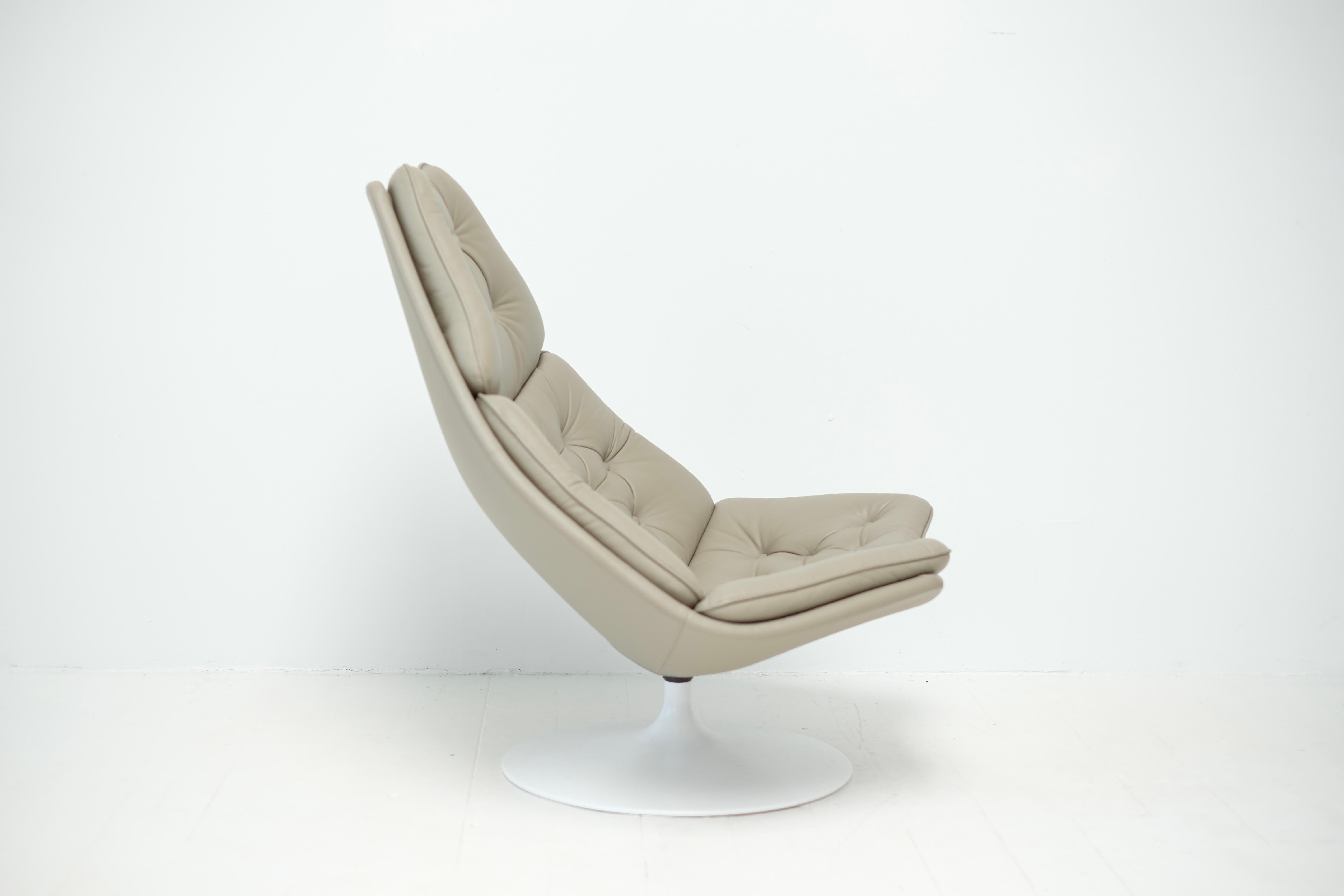 Mid-20th Century Geoffrey Harcourt for Artifort F588 Swivel Lounge Chair For Sale
