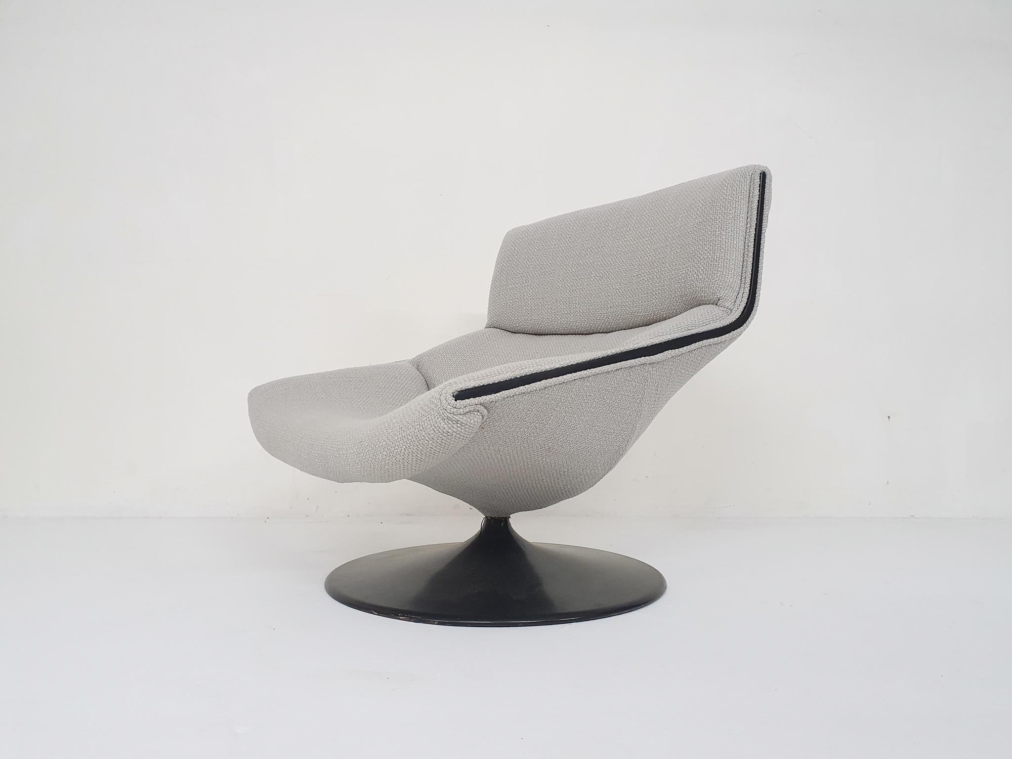 Swivel lounge chair on black metal tulip foot. We had the chair re-upholstered in a light grey ( all-natural) wool fabric. On the sides there are black leather details.
With new filling.

Geoffrey Harcourt (1935) was a designer for Artifort and