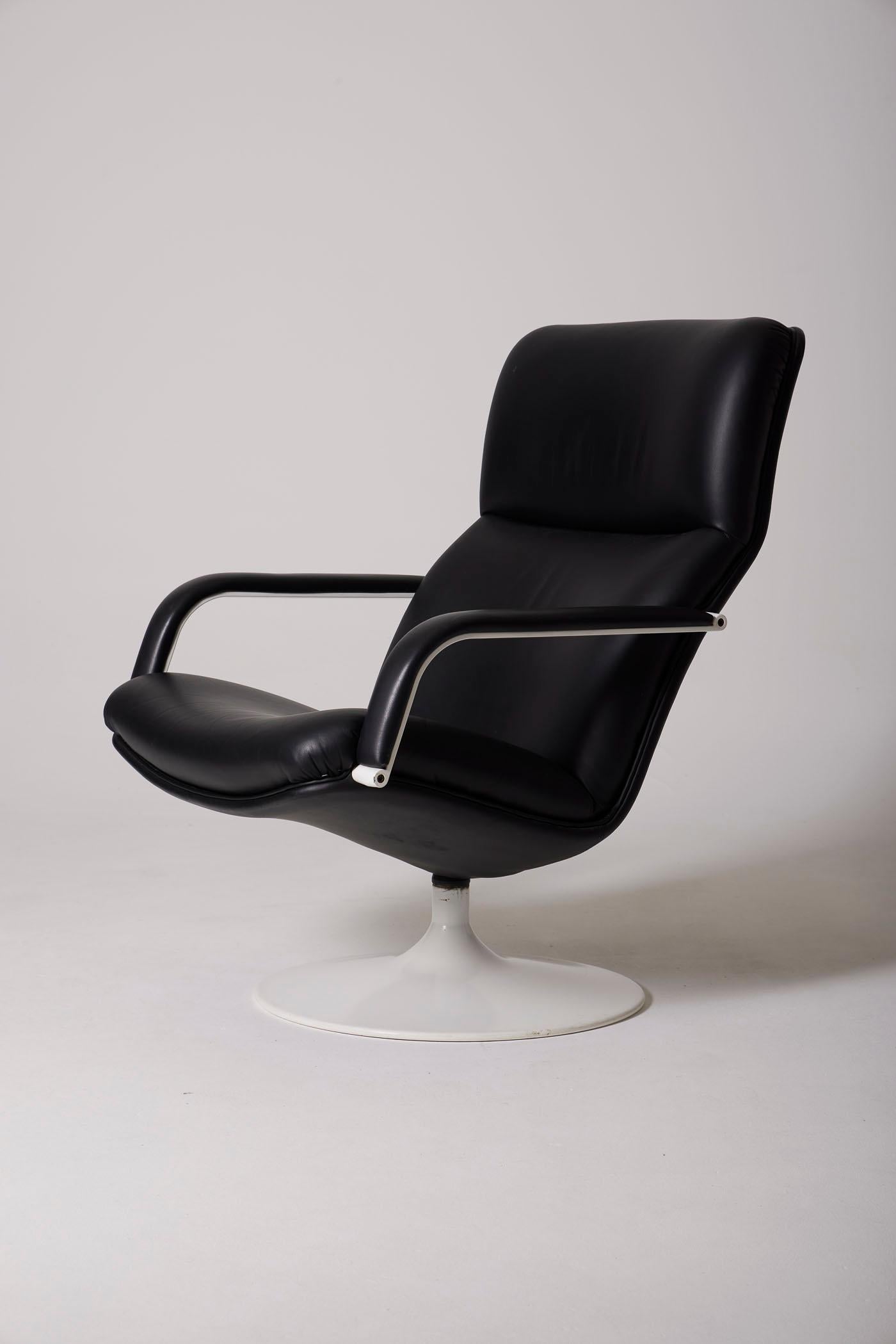 Armchair 'F142' by designer Geoffrey Harcourt for Artifort. The seat and back are covered in black leather. The base is in white lacquered metal. In good condition.
DV434