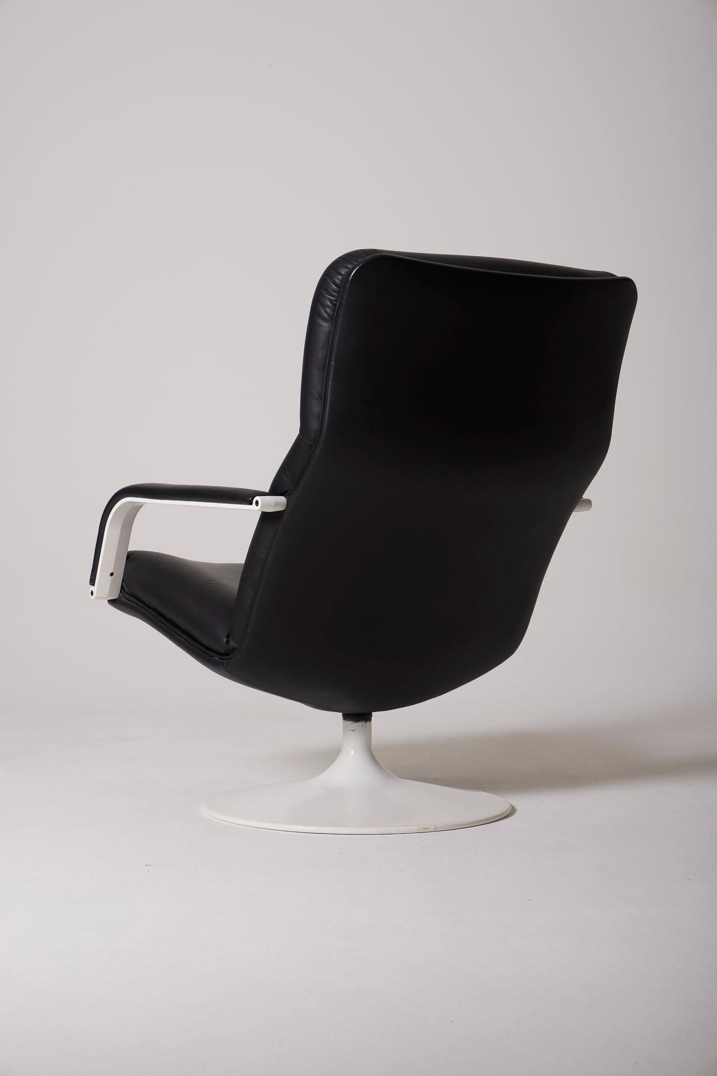 20th Century Geoffrey Harcourt leather armchair For Sale