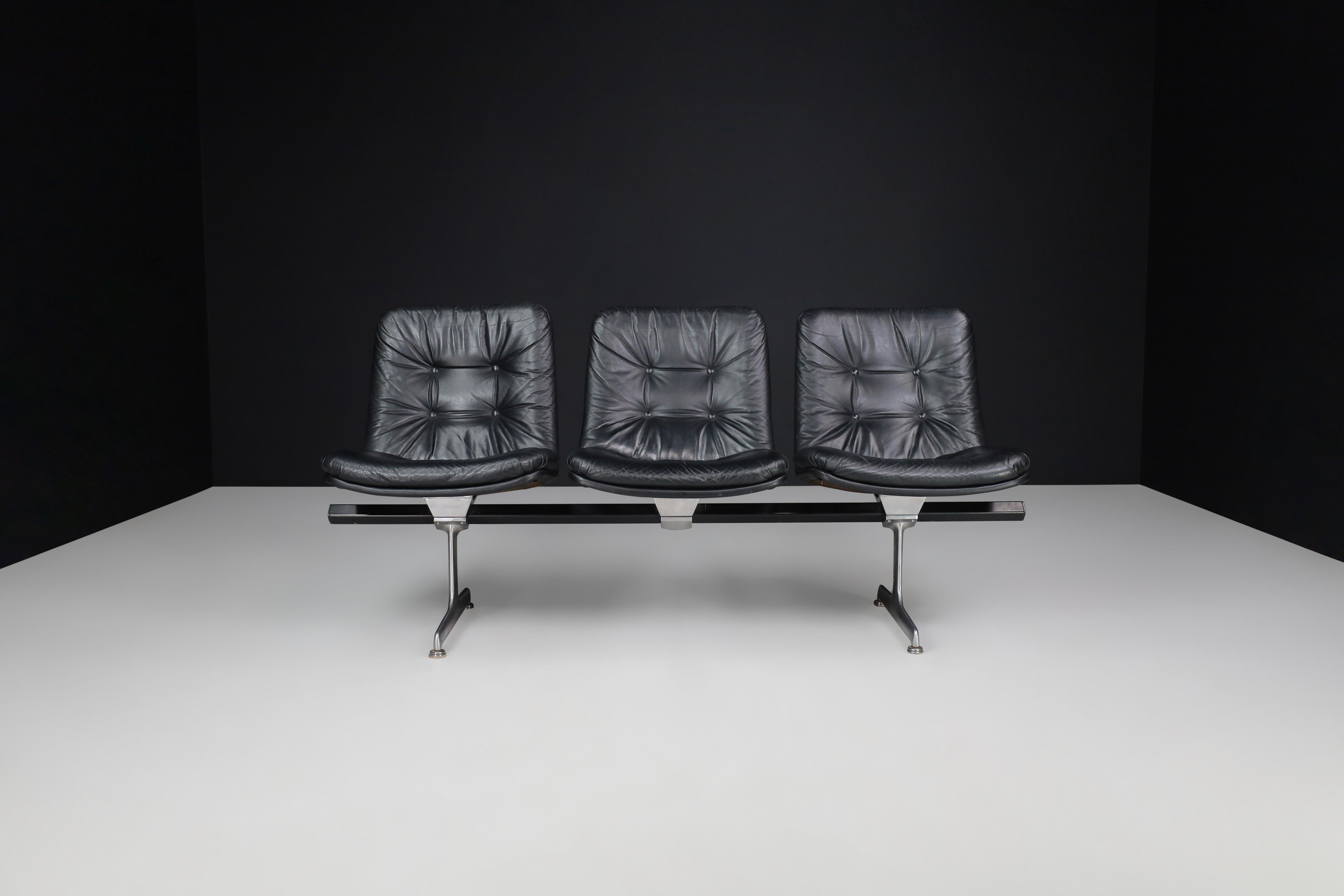 Geoffrey Harcourt Leather Bench for Artifort, The Netherlands 1960s

This mid-century modern bench, designed by Geoffrey D. Harcourt for Artifort in the 1960s, is the perfect addition to any office or waiting area. The modular seating system