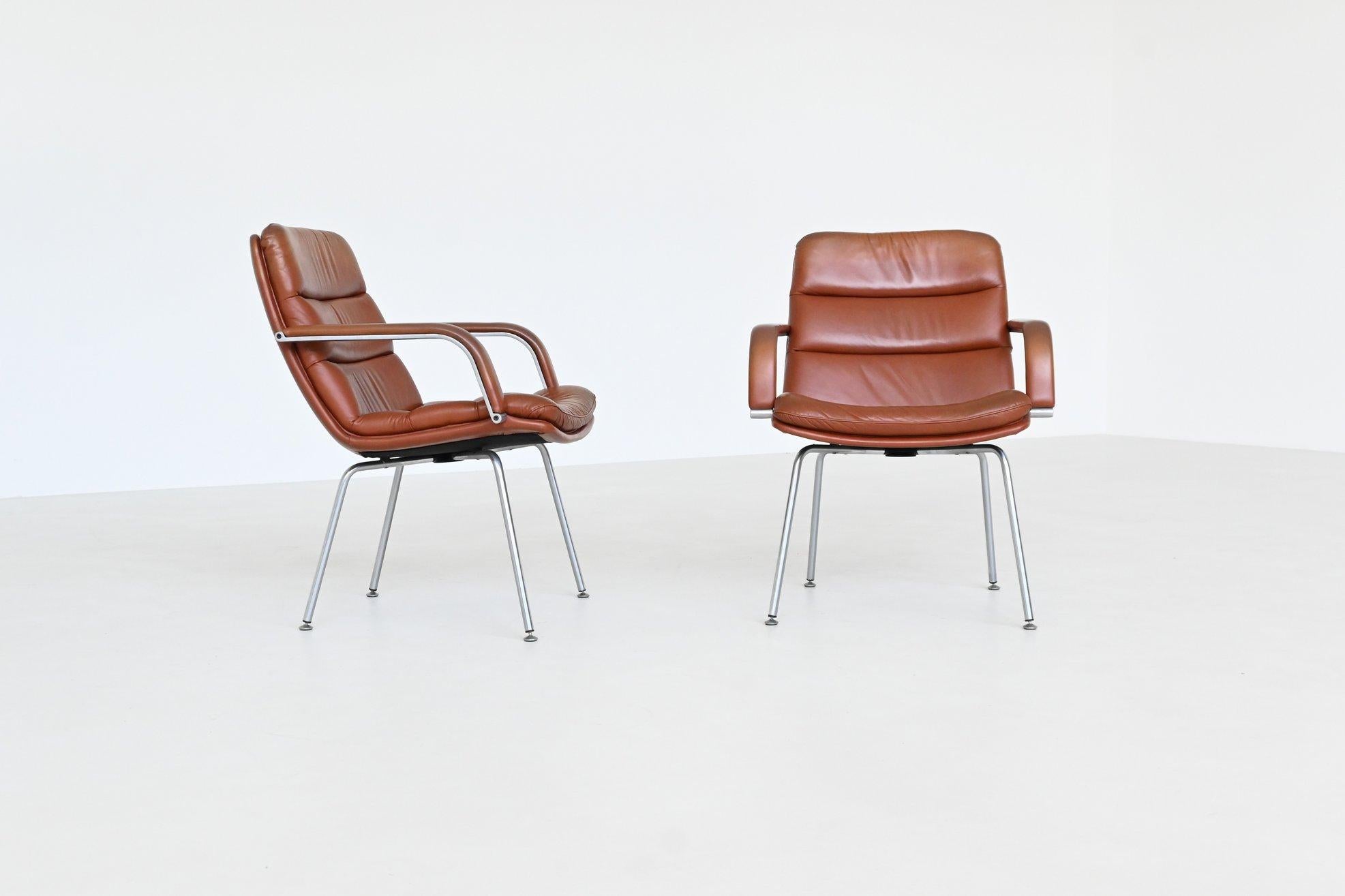 Coppia di poltrone disegnate da Geoffrey Harcourt per Artifort, Paesi Bassi, 1960. Questo set esemplifica il celebre approccio del designer britannico al comfort, all'ergonomia e alle forme moderne. Rivestite in morbida pelle cognac, le sedie