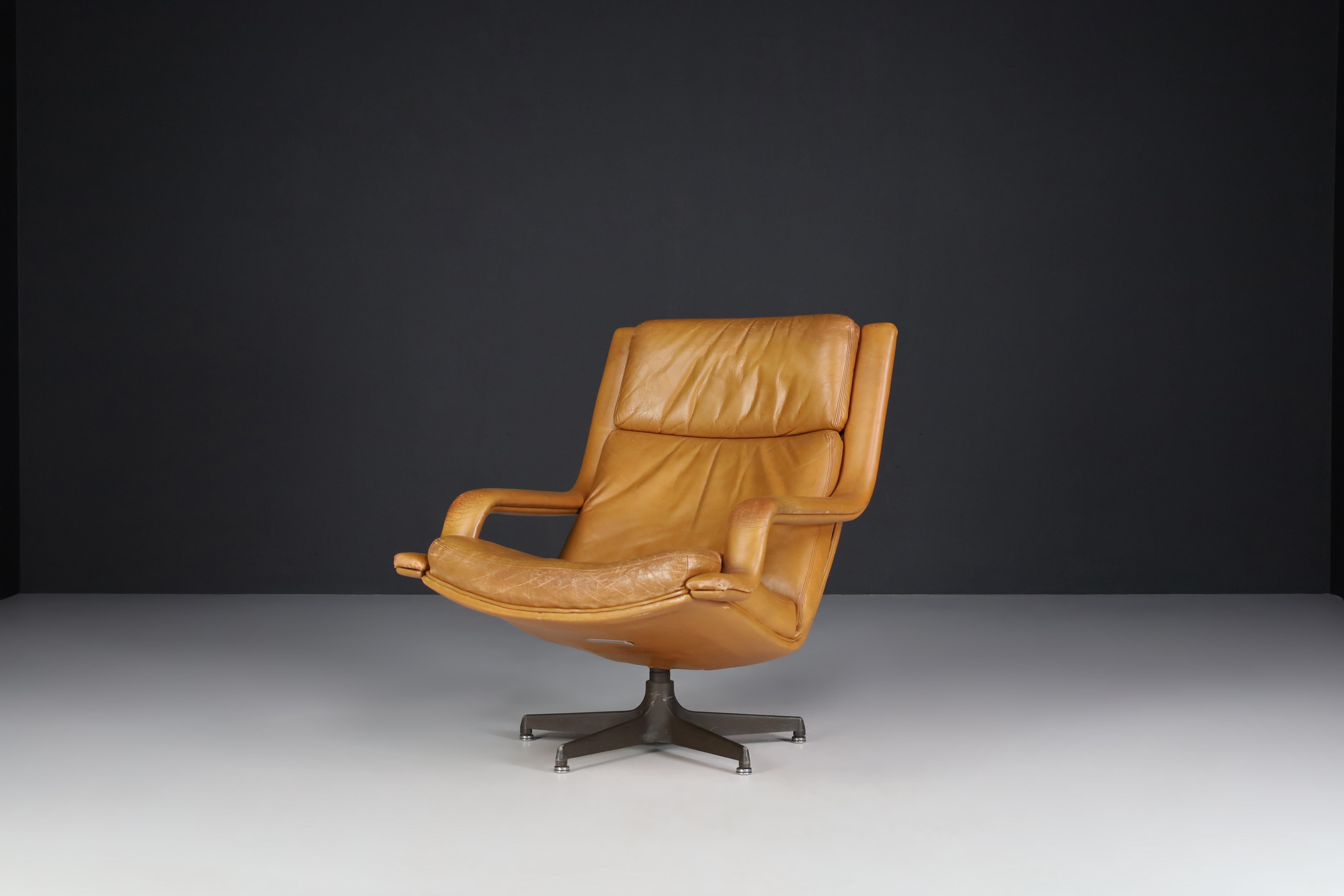 Mid-Century Modern Chaise longue pivotante Geoffrey Harcourt en cuir patiné cognac, Pays-Bas en vente