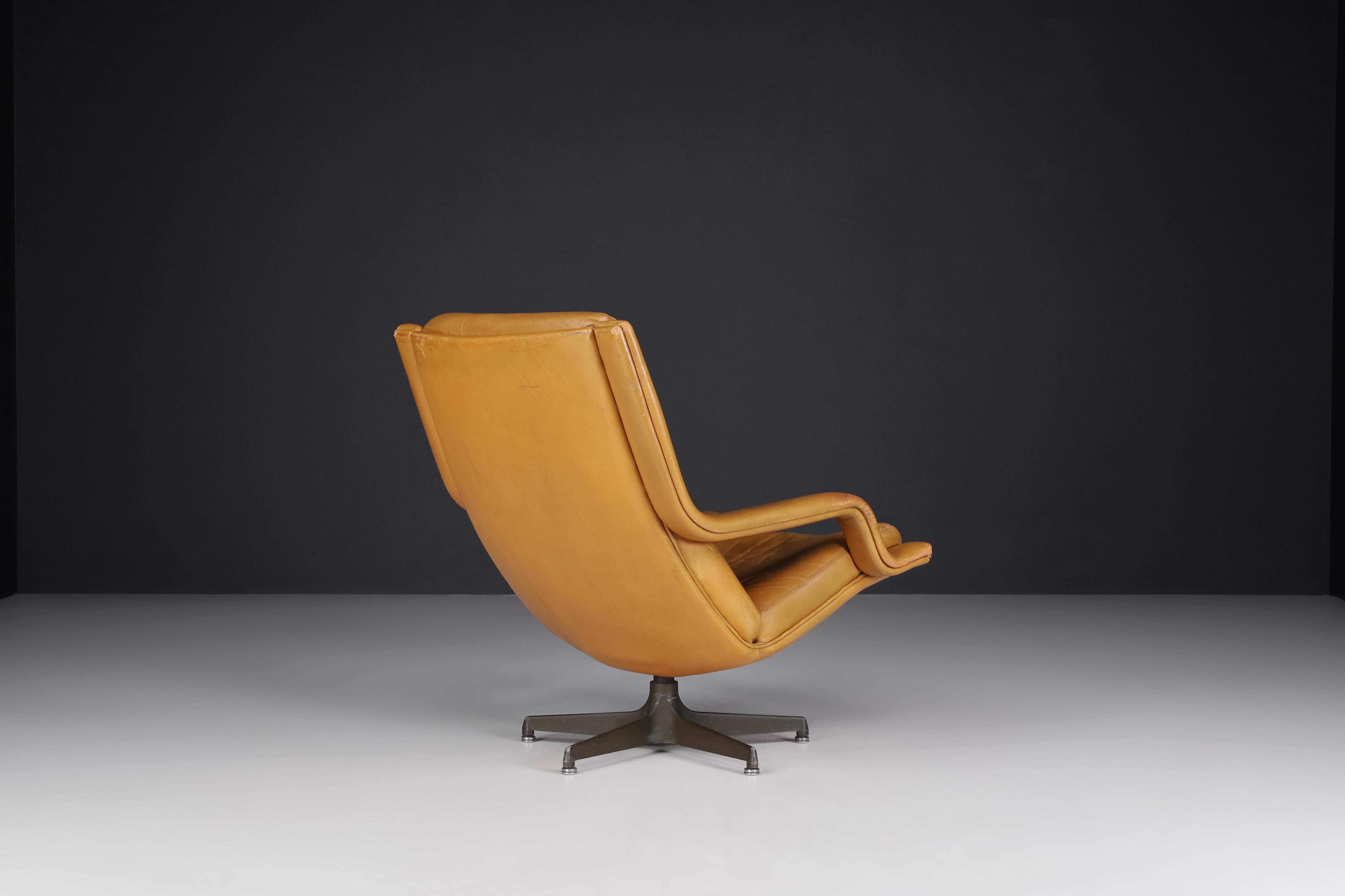 Mid-Century Modern Geoffrey Harcourt Patinated Cognac Leather Swivel Lounge Chair, The Netherlands  For Sale