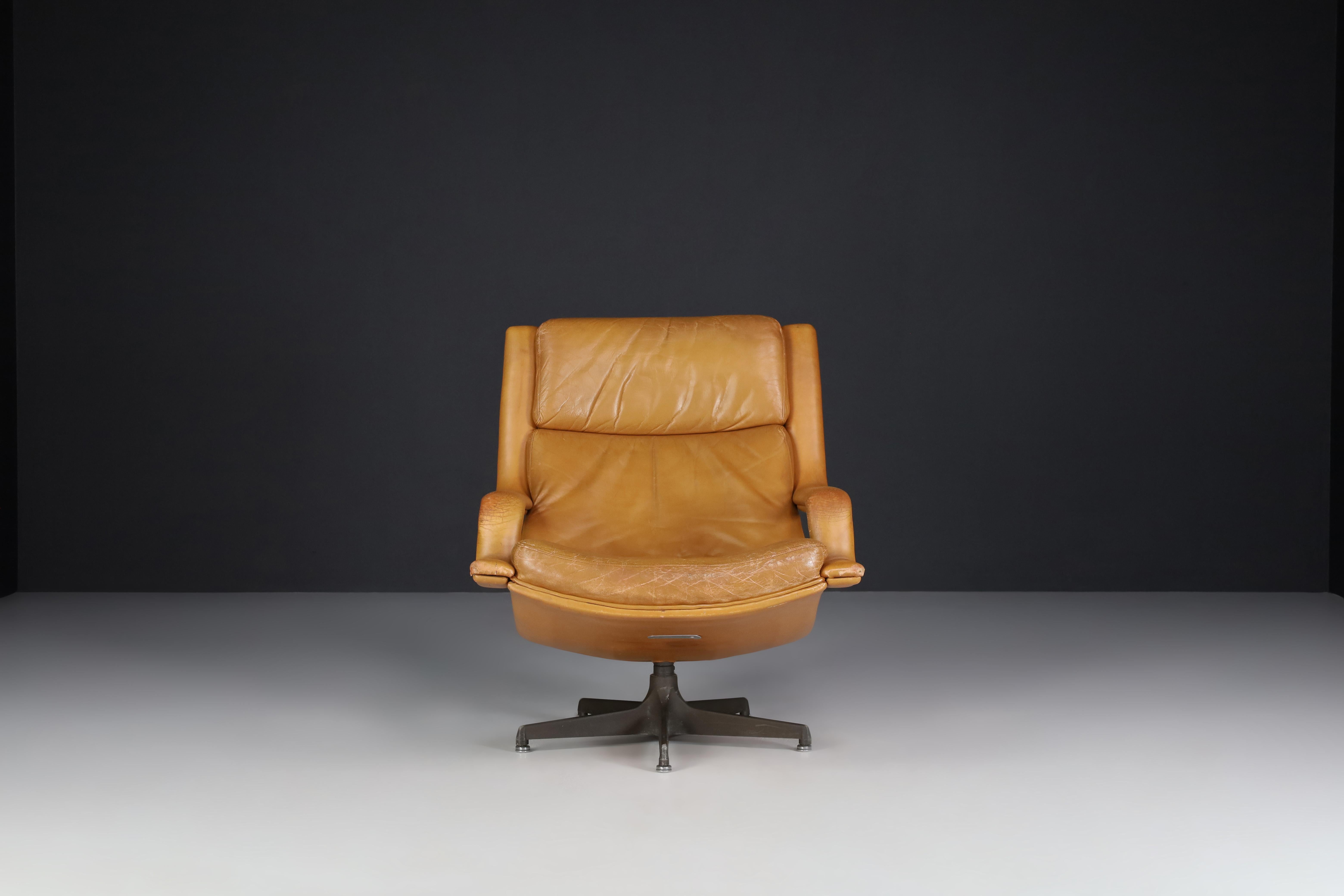 Geoffrey Harcourt Patinated Cognac Leather Swivel Lounge Chair, The Netherlands  In Good Condition For Sale In Almelo, NL