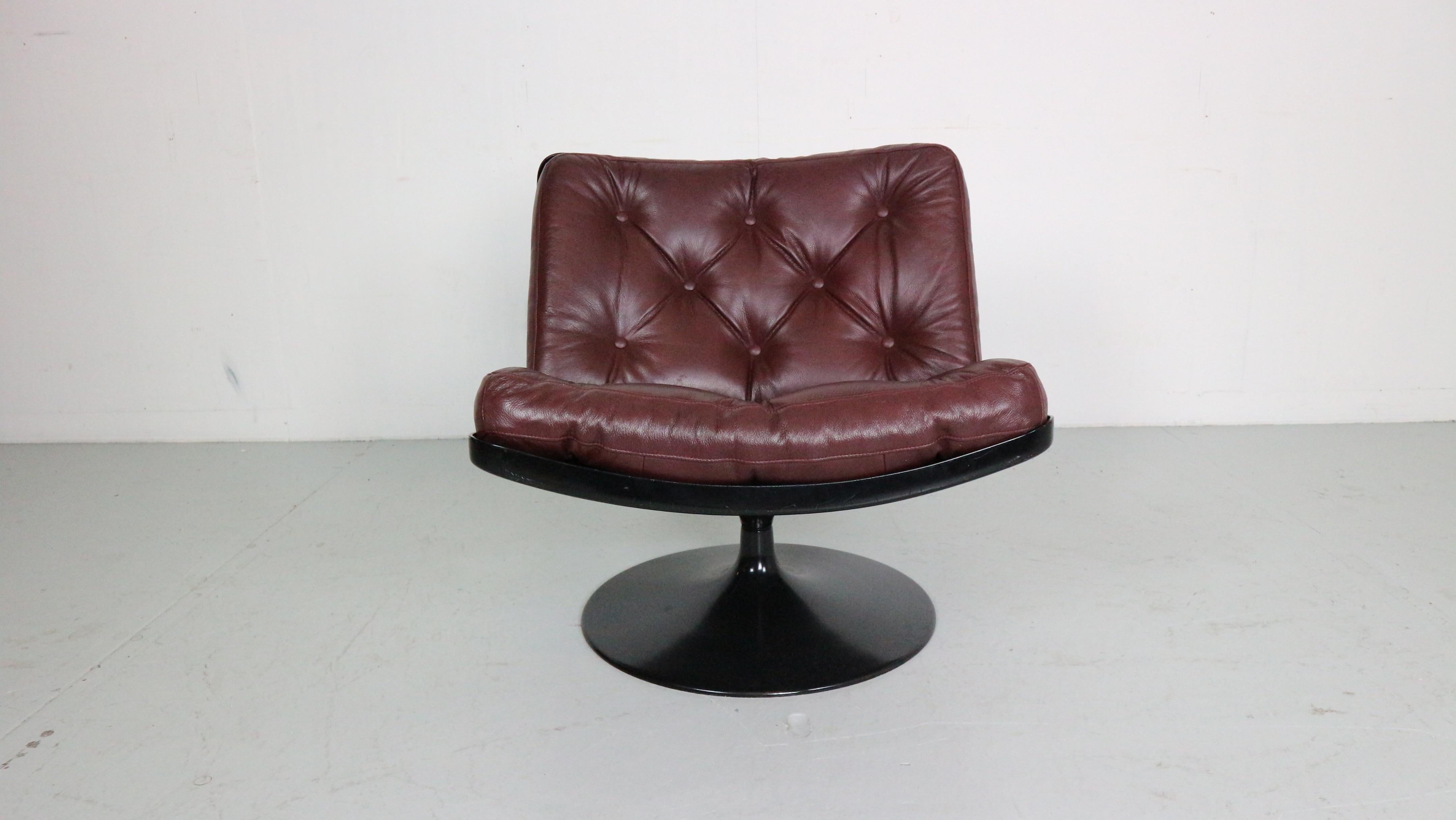 Mid-Century Modern swivel lounge chair designed by Geoffrey Harcourt in 1968 for famous Dutch furniture It was produced by Artifort.

In 1962 British designer Geoffrey Harcourt (1935) joined the Artifort team, and developed the luxury ‘F-series’