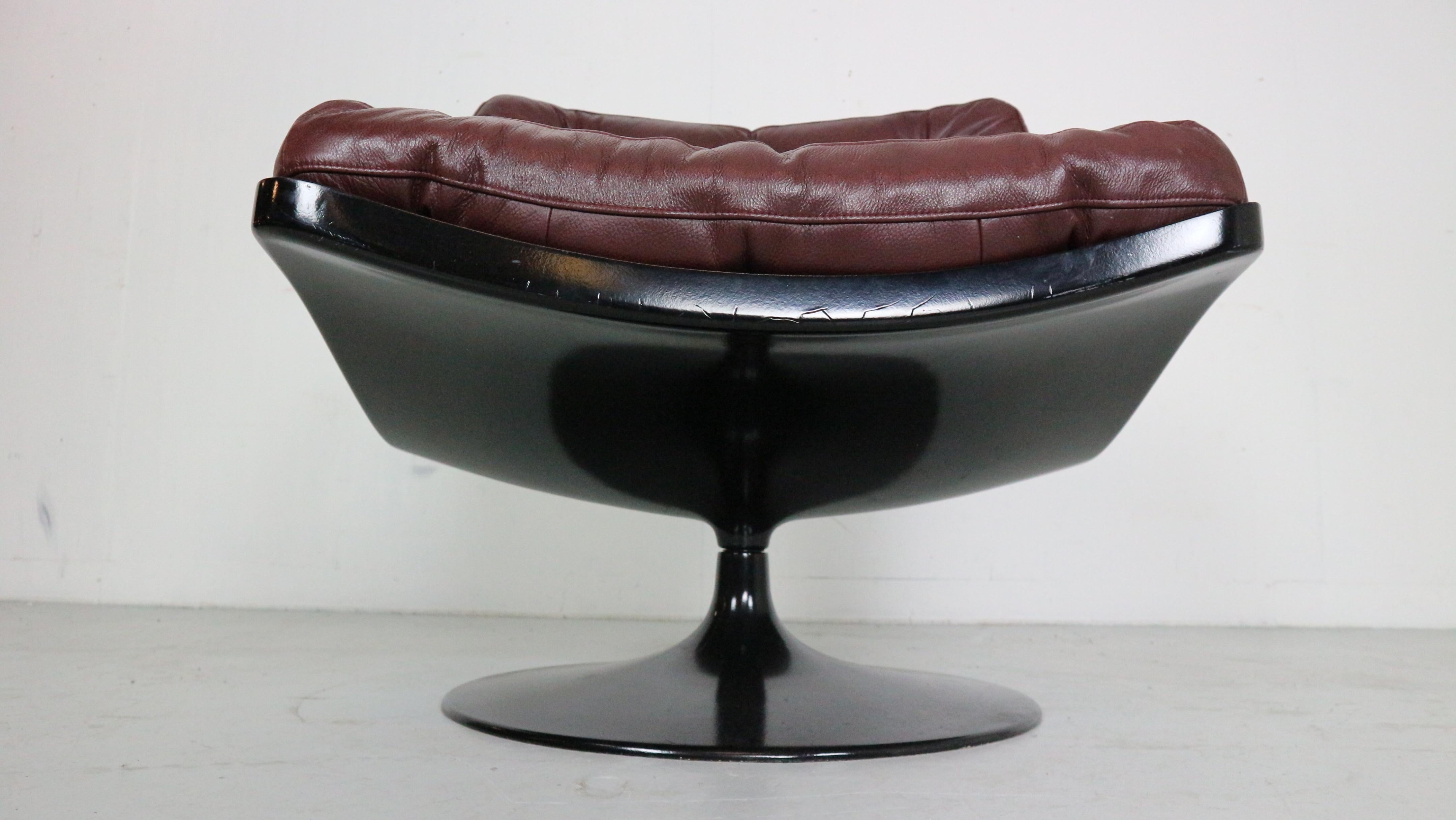 Mid-20th Century Geoffrey Harcourt Swivel Leather Lounge Chair- 