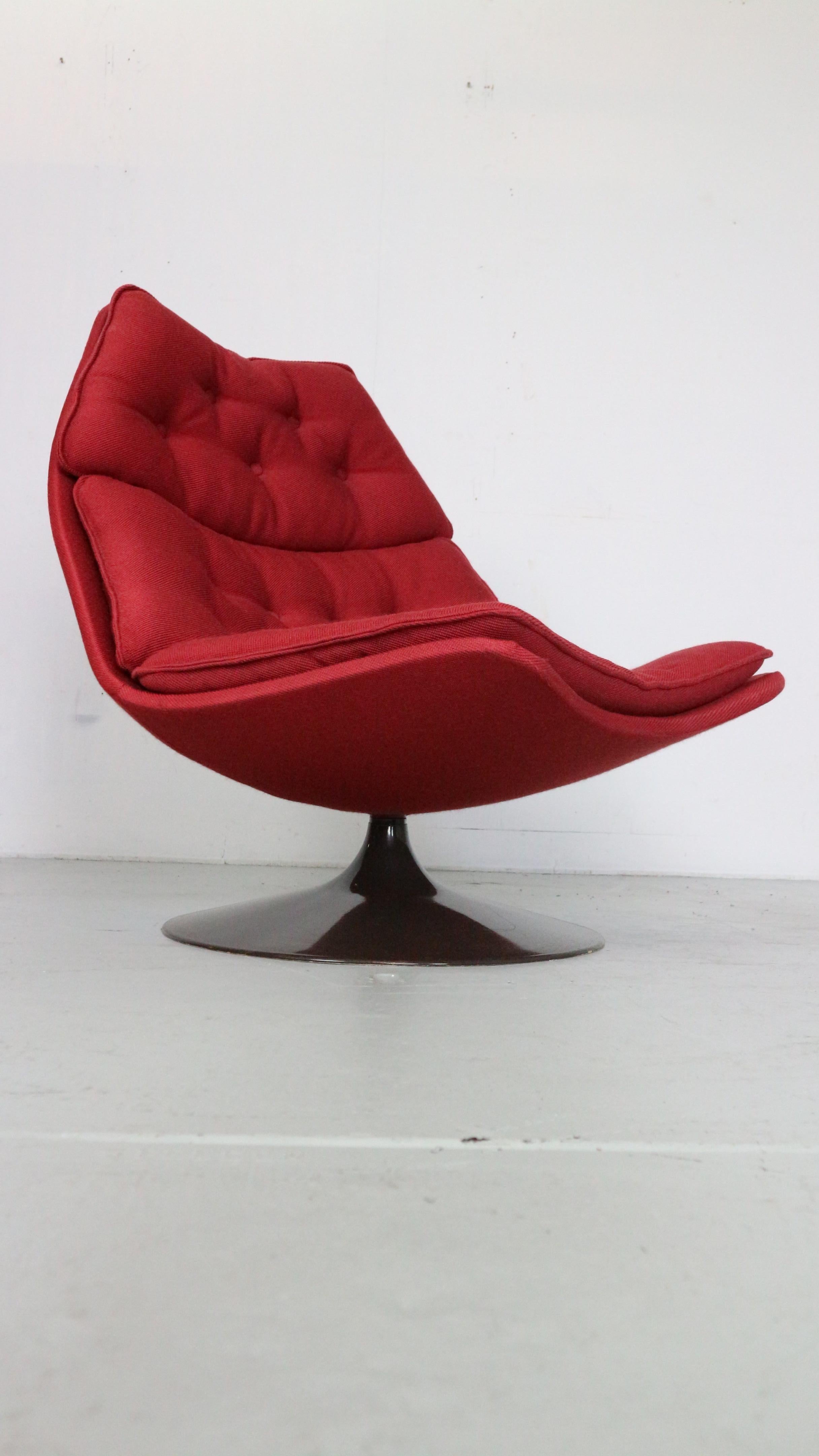 Mid-Century Modern swivel lounge chair designed by Geoffrey Harcourt for famous Dutch furniture manufacture Artifort in 1967s.
In 1962 British designer Geoffrey Harcourt (1935) joined the Artifort team, and developed the luxury ‘F-series’ lounge