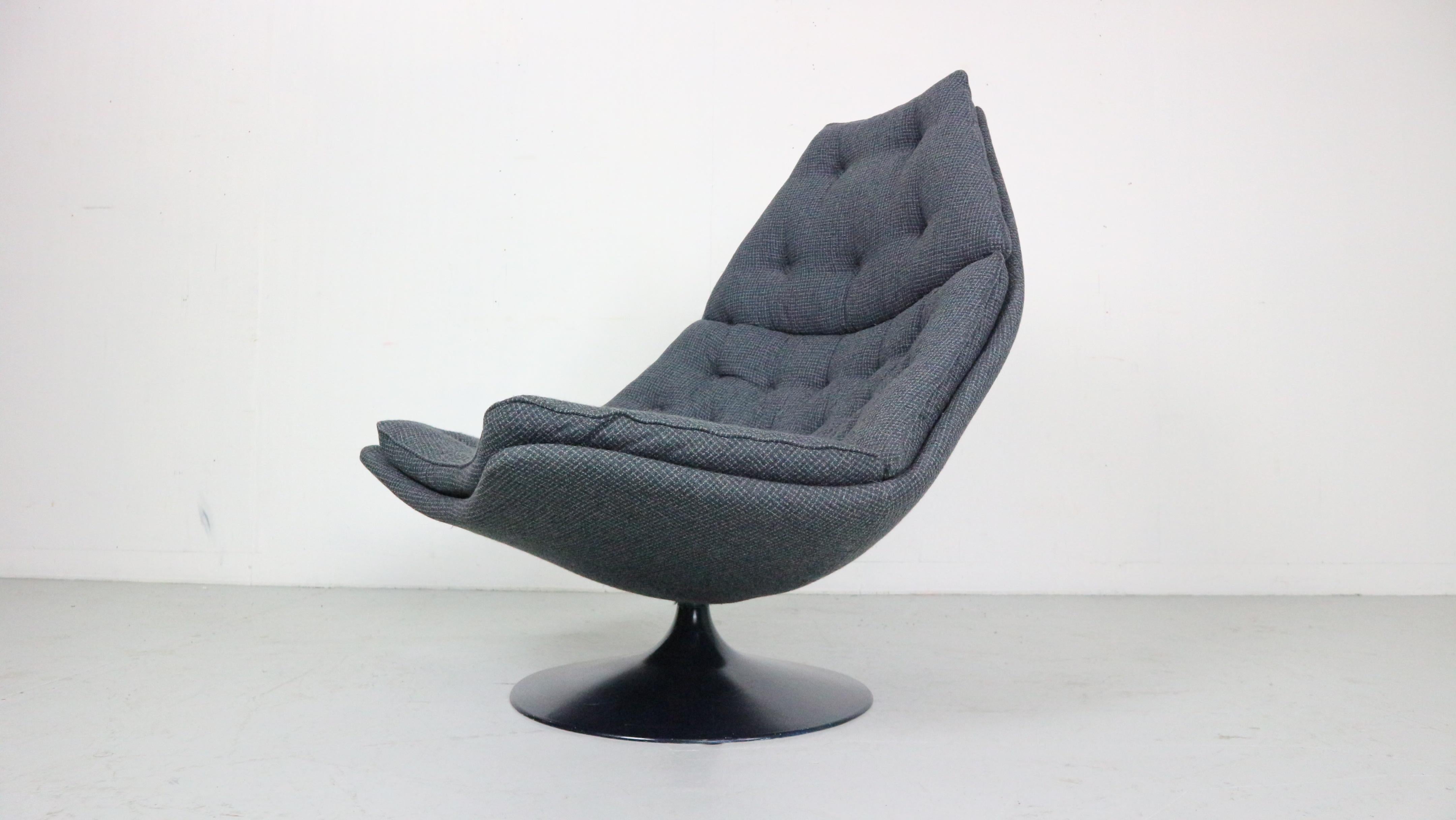 Mid-Century Modern swivel lounge chair designed by Geoffrey Harcourt for famous Dutch furniture manufacture Artifort in 1967s.
In 1962 British designer Geoffrey Harcourt (1935) joined the Artifort team, and developed the luxury ‘F-series’ lounge