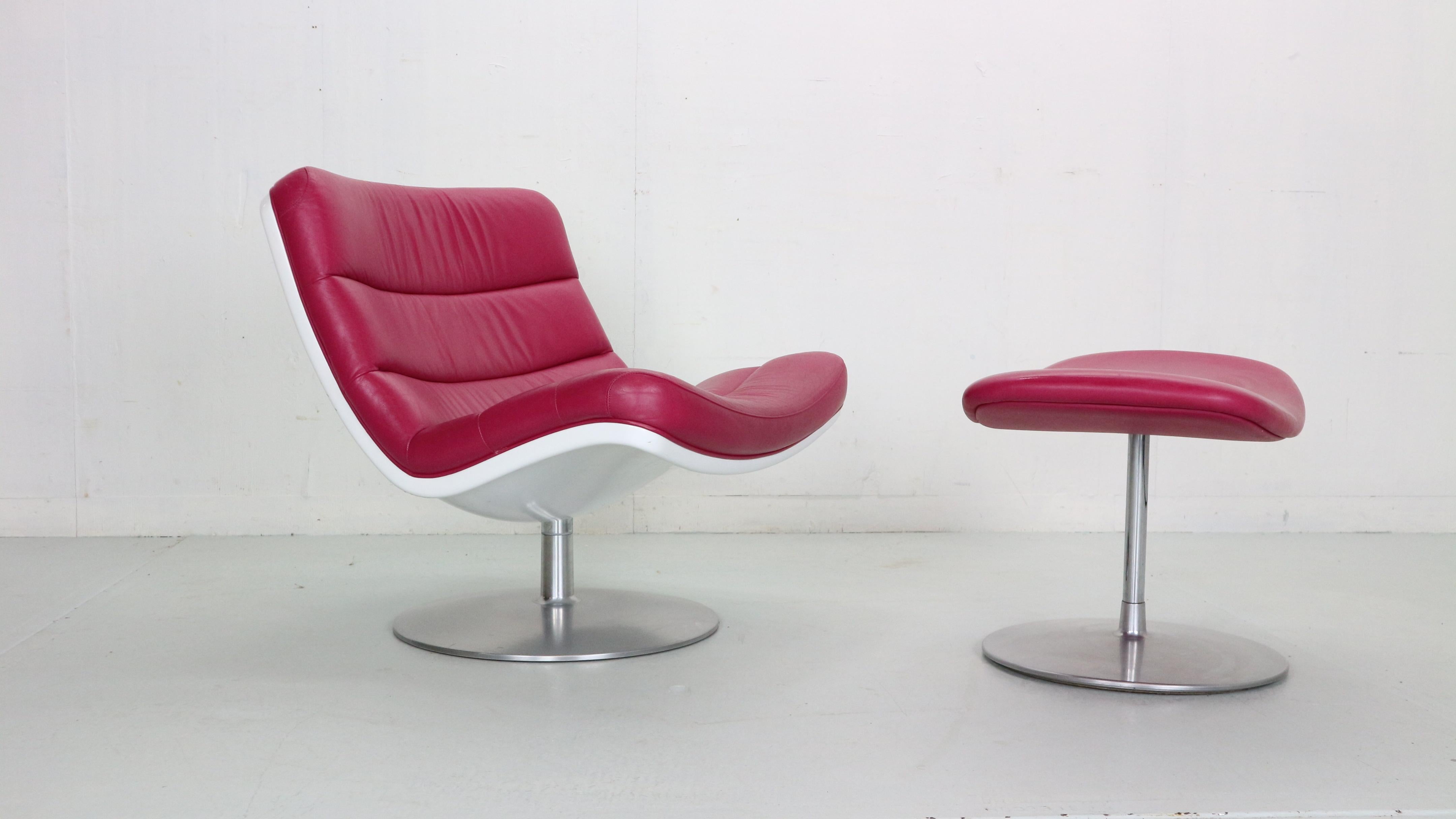 Mid-Century Modern swivel lounge chair designed by Geoffrey Harcourt in 1968 for famous Dutch furniture It was produced by Artifort starting in 2006. 
In 1962 British designer Geoffrey Harcourt (1935) joined the Artifort team, and developed the