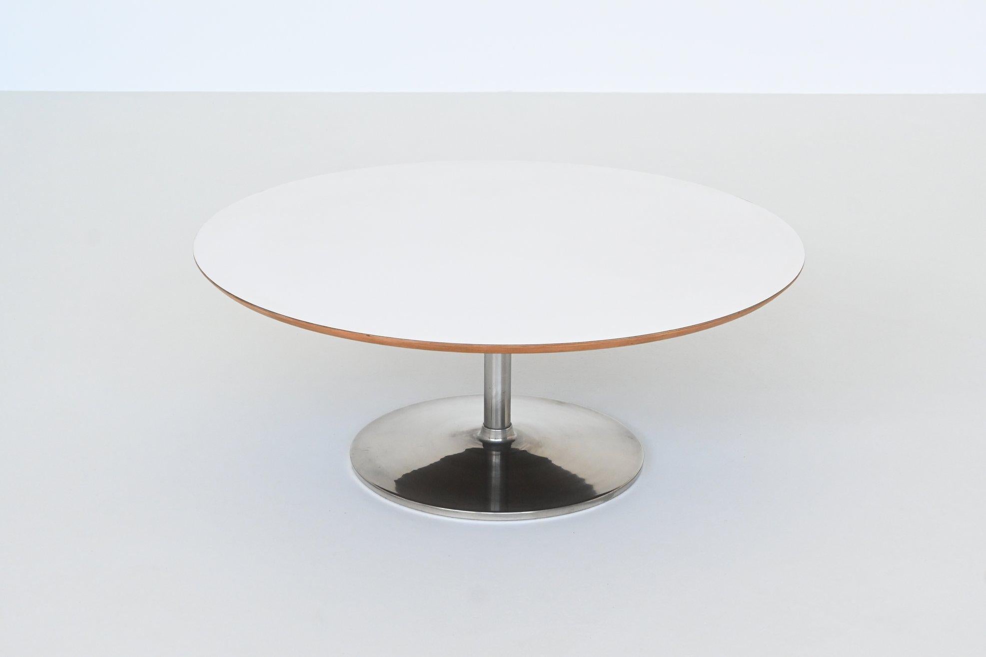 Beautiful coffee table designed by Geoffrey Harcourt for Artifort, The Netherlands 1970. This sleek shaped table features a metal tulip foot and a white laminated plywood top with a subtle bevelled edge. This iconic coffee table is in very good