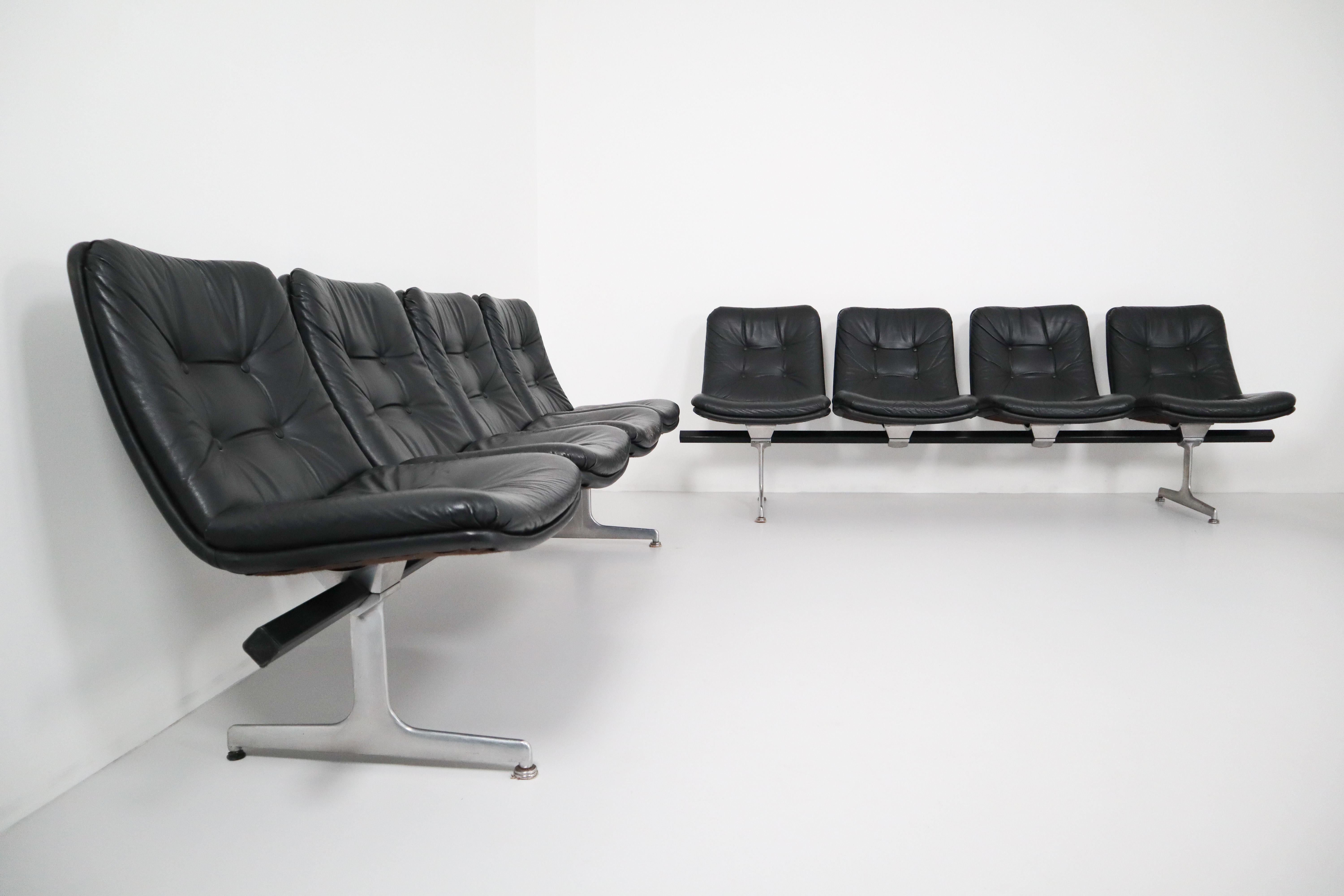 Zeitlose Sitzmöbel für Büros und Wartebereiche, entworfen in den 1960er Jahren von Geoffrey D. Harcourt für Artifort. Modulare Mehrfachsitzsysteme mit Beinrahmen aus Aluminiumguss und Fußplatten, die auf einem diagonal angeordneten Stahlträger