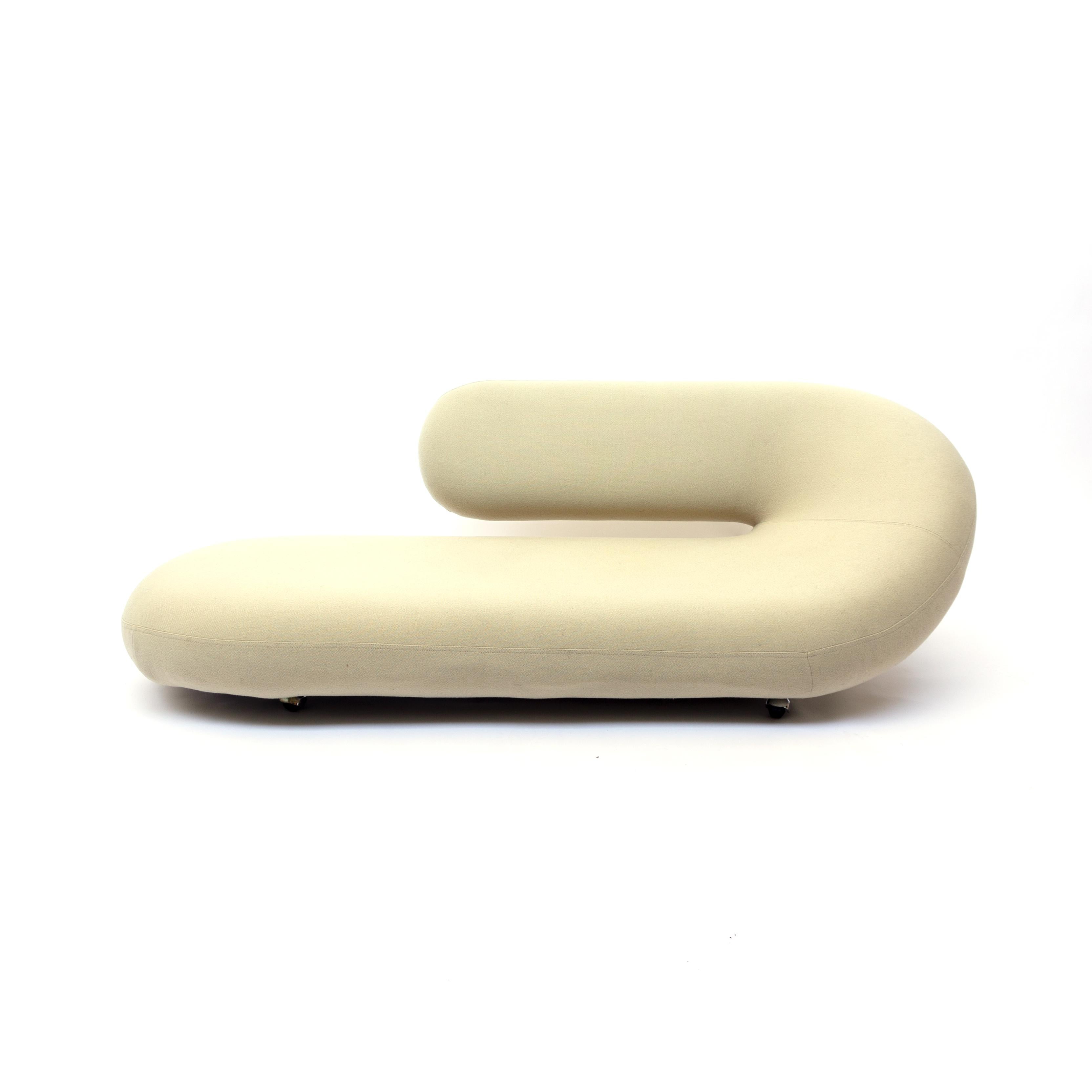 
Inspiriert von dem zeitlosen Konzept der Chaiselongue ist Geoffrey Harcourts Interpretation aus dem Jahr 1970 ein Zeugnis modernen Designs. Dieses einzigartige holländische Design-Meisterwerk von Artifort, bekannt als Cleopatra, ist ein seltener