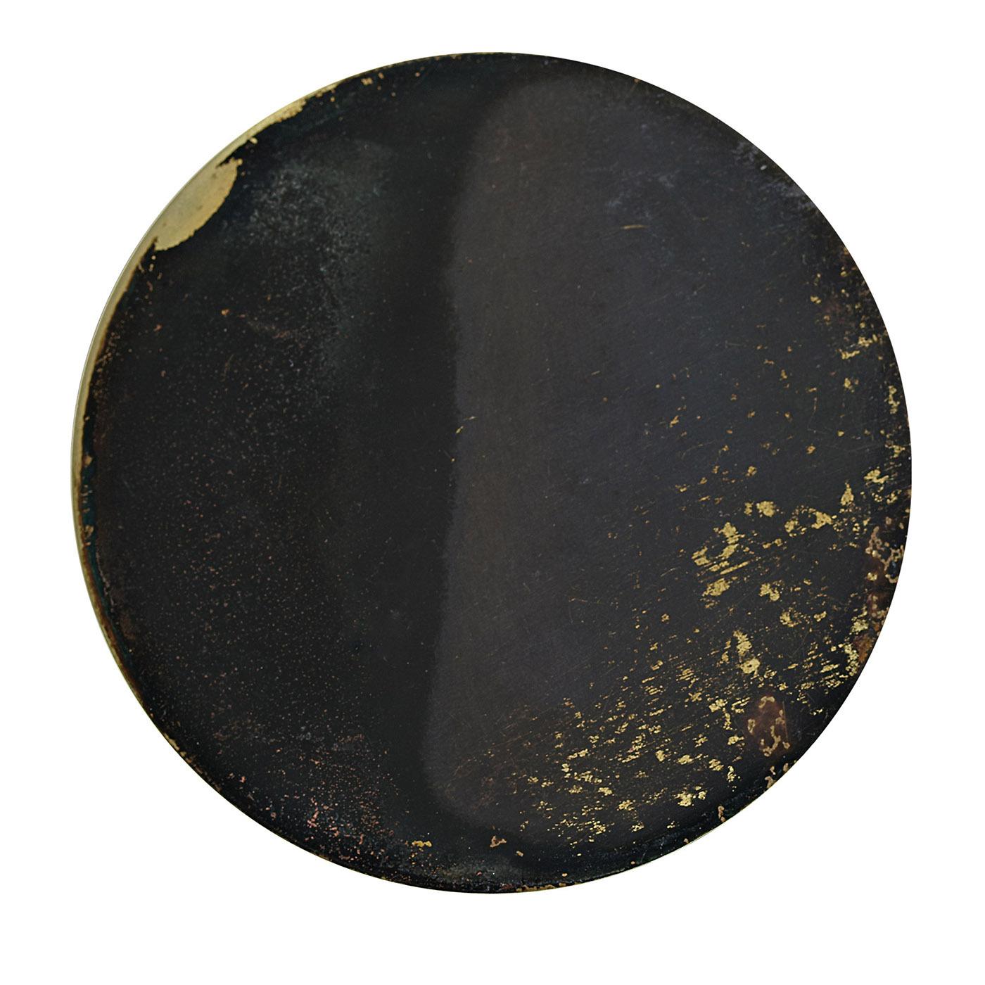 This one-of-a-kind set of six coasters belongs to the Geografie Emozionali Collection of metal designs employing acids and oxides to create unrepeatable traceries and gradients. Equipped with a velvety cover at the back for optimized grip, each