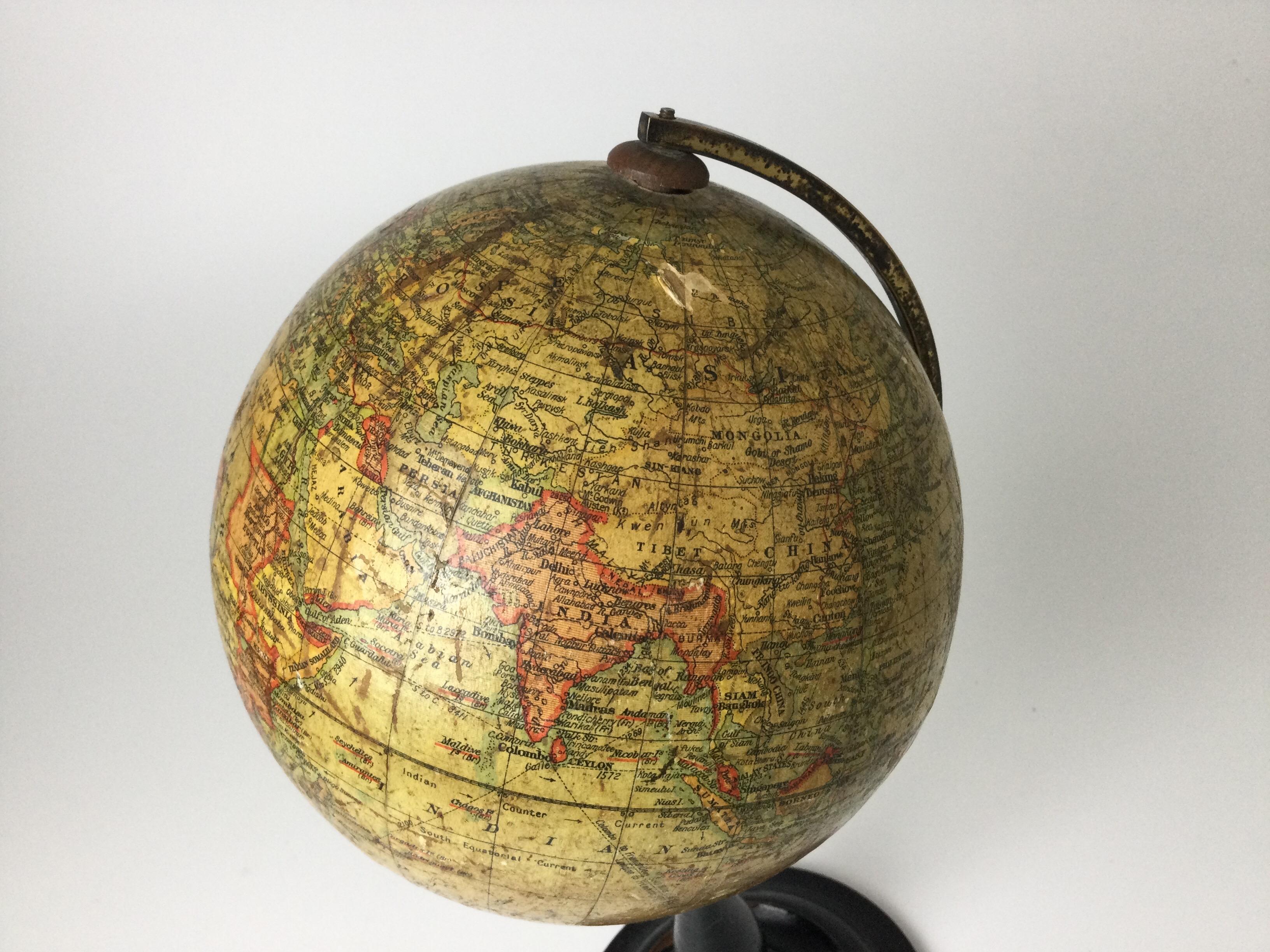 Geographia, Ltd. 6-Zoll-Tischglobus, terrestrisch 
Geographia, Ltd, 55 Fleet Street, E.C. 4, London: 1923 
Gedrehte hölzerne Basis 12,5 Zoll hoch, 6 Zoll im Durchmesser 4,5 Zoll Durchmesser Basis. Einige altersgemäße Abnutzungen durch Gebrauch und