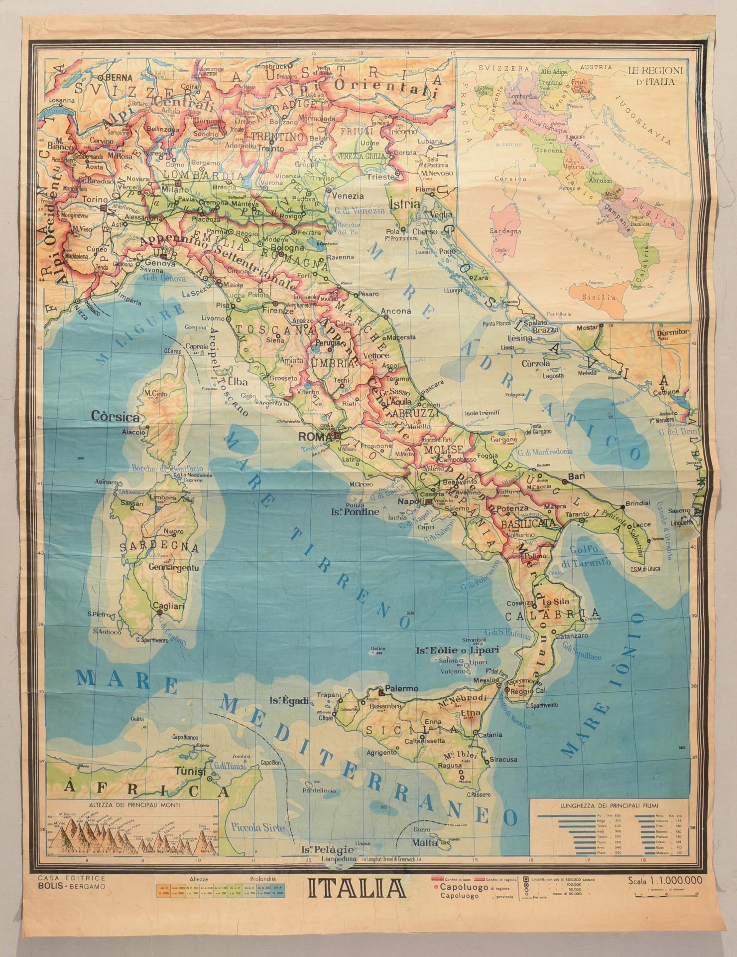 Casa editrice BOLIS - Bergamo.
Una bella mappa dell'Italia di grandi dimensioni, su carta ma opportunamente rinforzata per conservarla correttamente. Le mappe venivano solitamente collocate nelle scuole per insegnare ai bambini la geografia.

