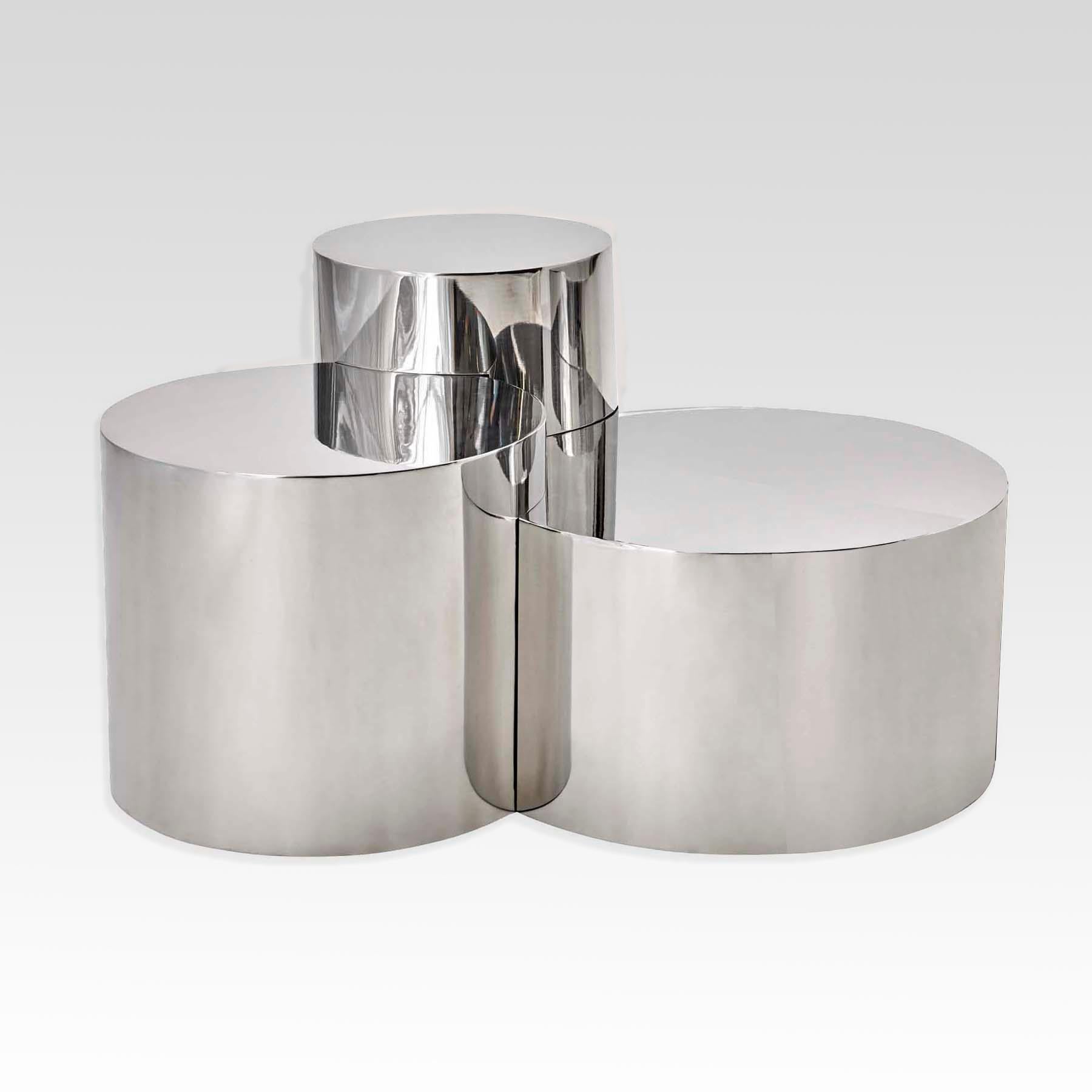 Der Tisch Geometria: Cerchi 4 hebt die minimalistische Form des Zylinders hervor, indem er sie miteinander verbindet und überlappt, um ein sehr skulpturales Stück zu schaffen. Abgebildet in poliertem Stahl mit vier