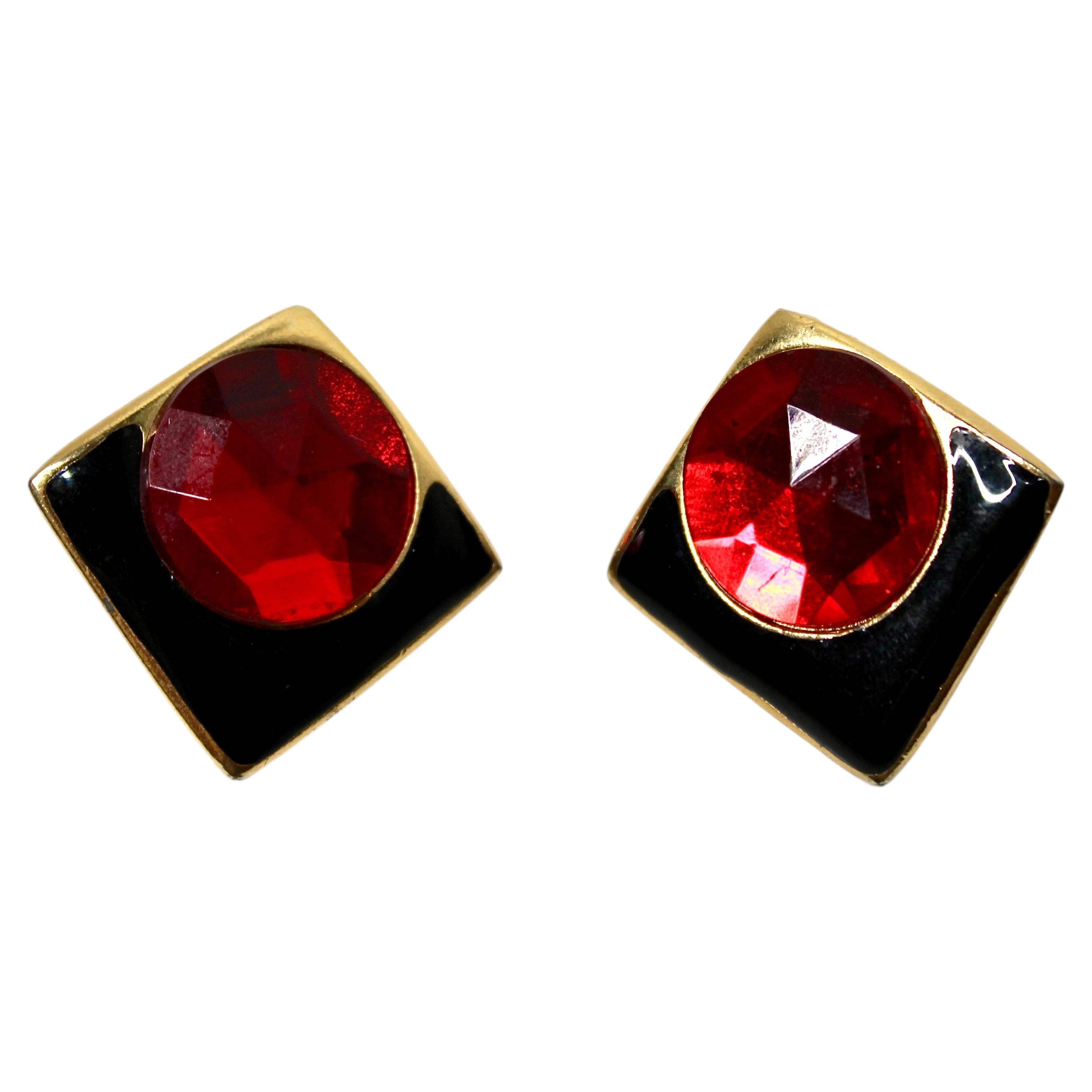 Pendientes geométricos de esmalte negro bañados en oro de 14k con diamantes de imitación de rubí vintage en venta