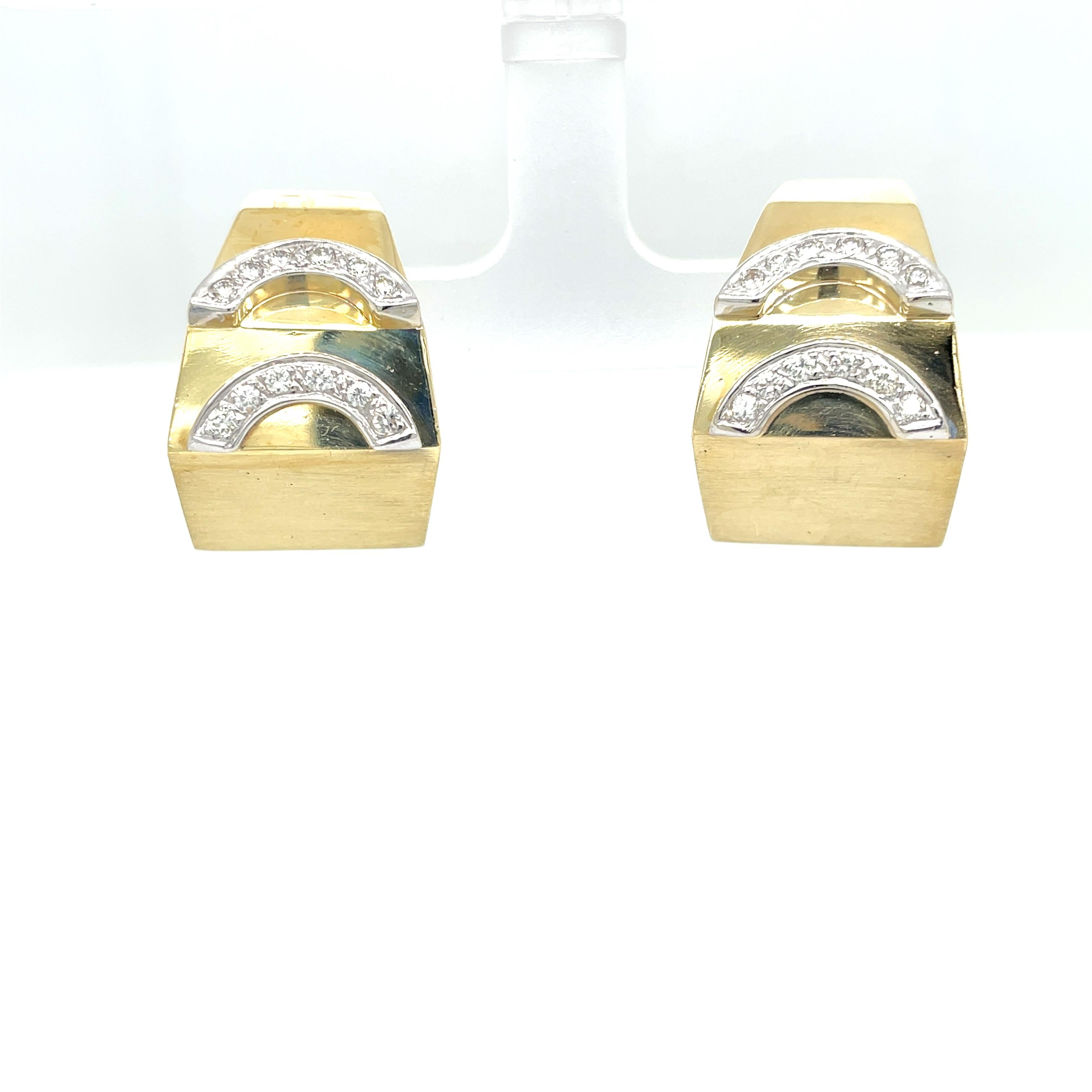 Geometrische Ohrringe aus 14 Karat Gelbgold im Creolen-Stil mit Diamant-Verzierungen (Rundschliff) im Angebot