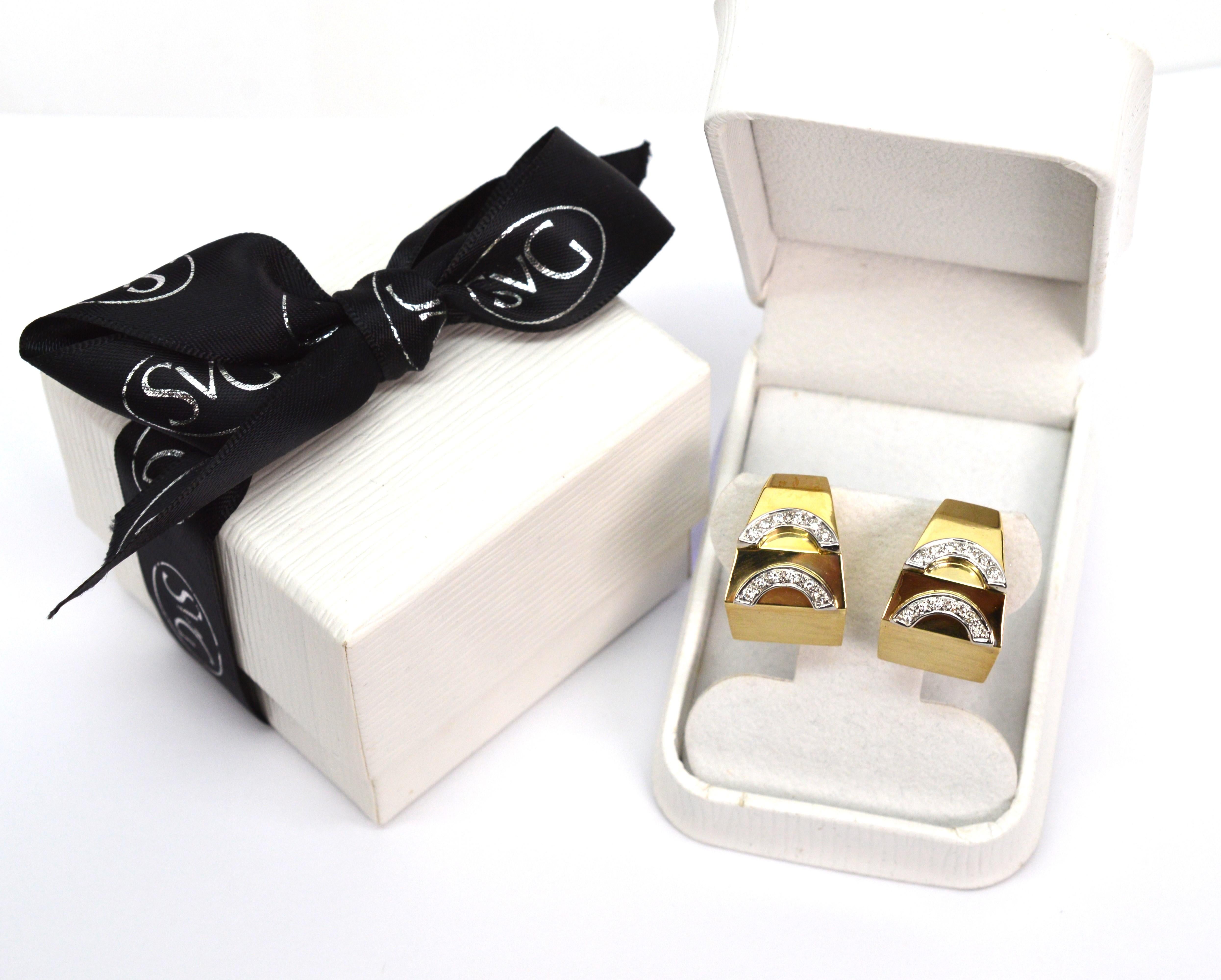 Geometrische Ohrringe aus 14 Karat Gelbgold im Creolen-Stil mit Diamant-Verzierungen im Zustand „Gut“ im Angebot in Mount Kisco, NY