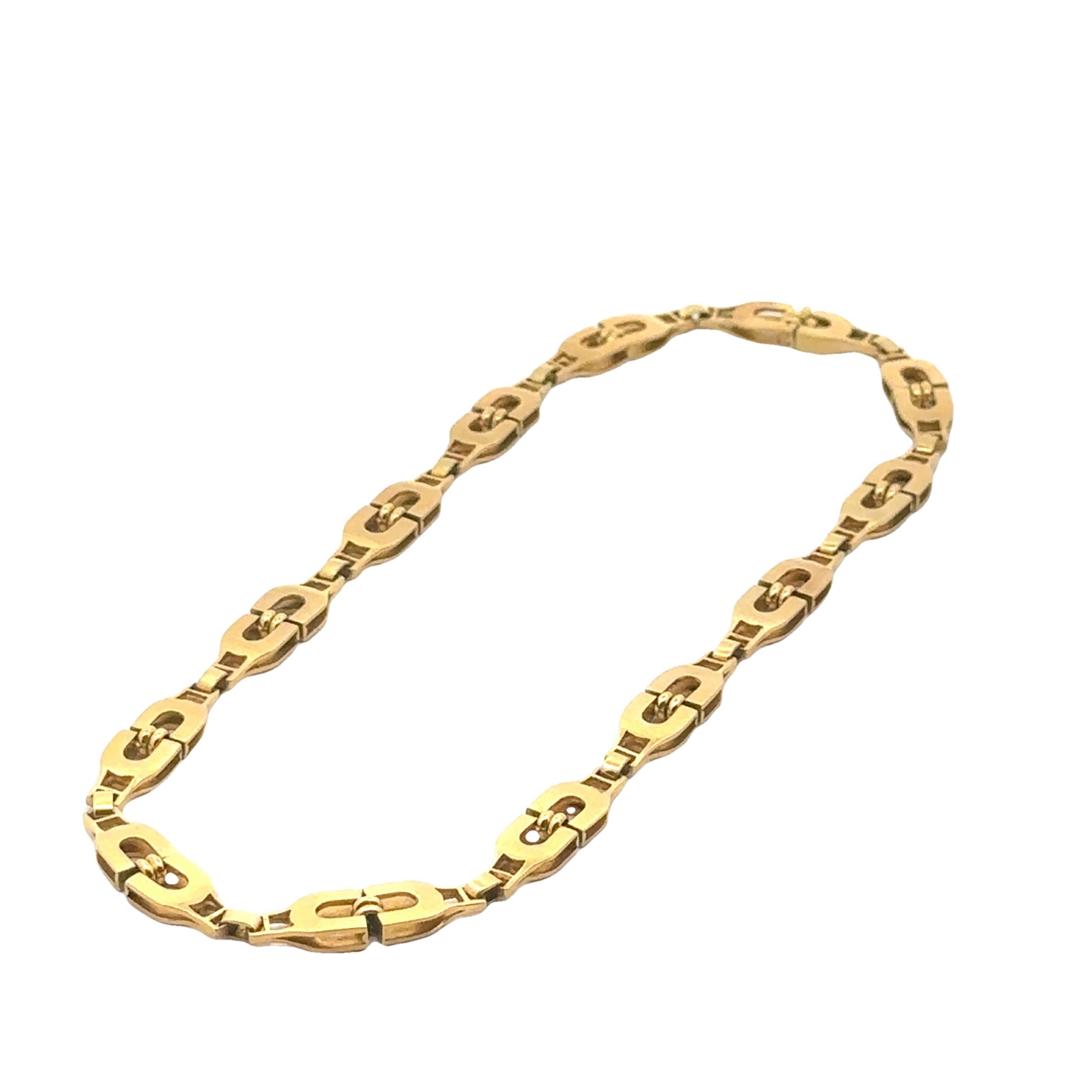 Collana geometrica in oro giallo 18k.

Entra nel regno dell'eleganza contemporanea con la collana geometrica in oro giallo 18k. Questo splendido pezzo è una fusione di design moderno e fascino classico, realizzato per affascinare e ispirare.

La