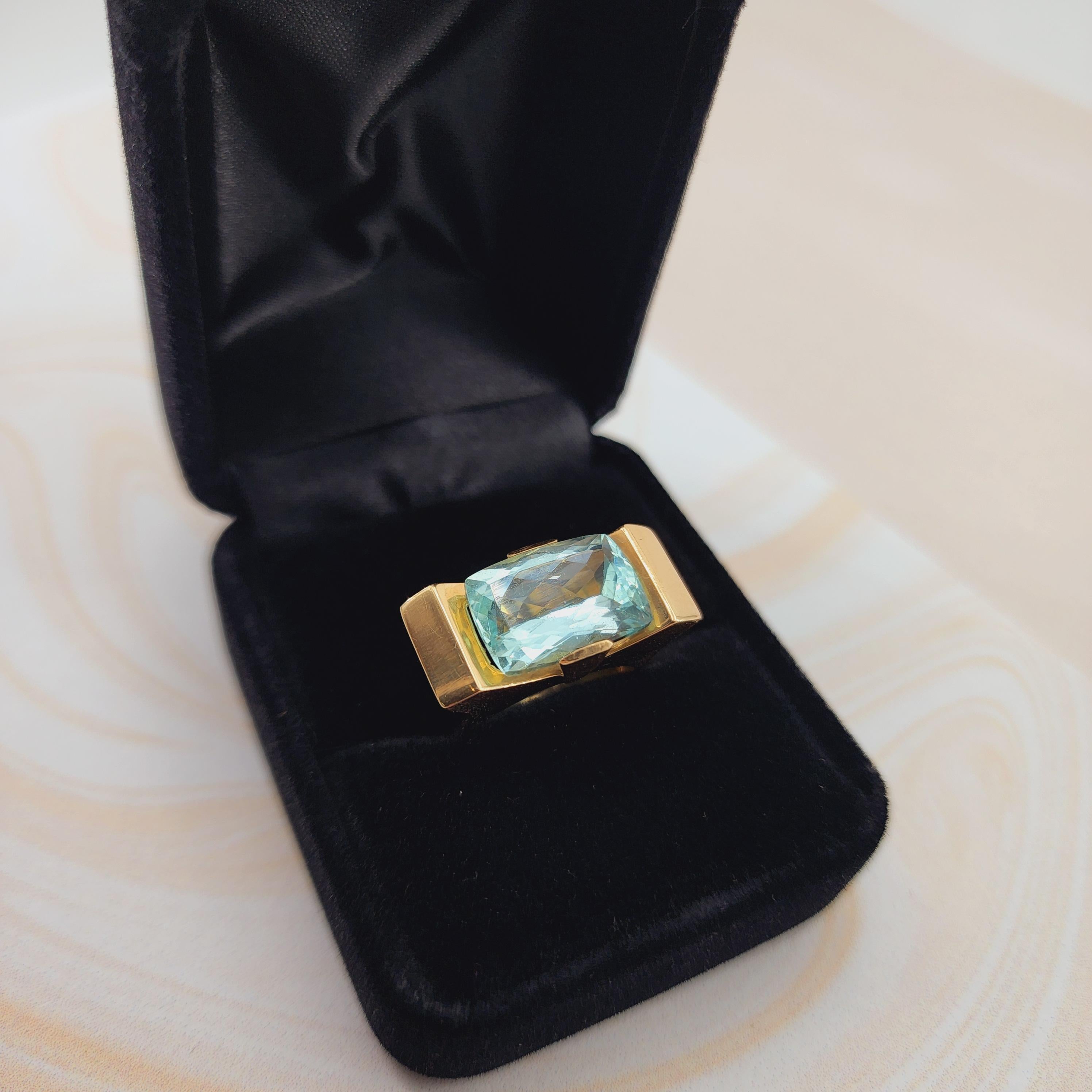 Modernist Geometric 18k yellow Gold Ring with Aquamarine For Sale