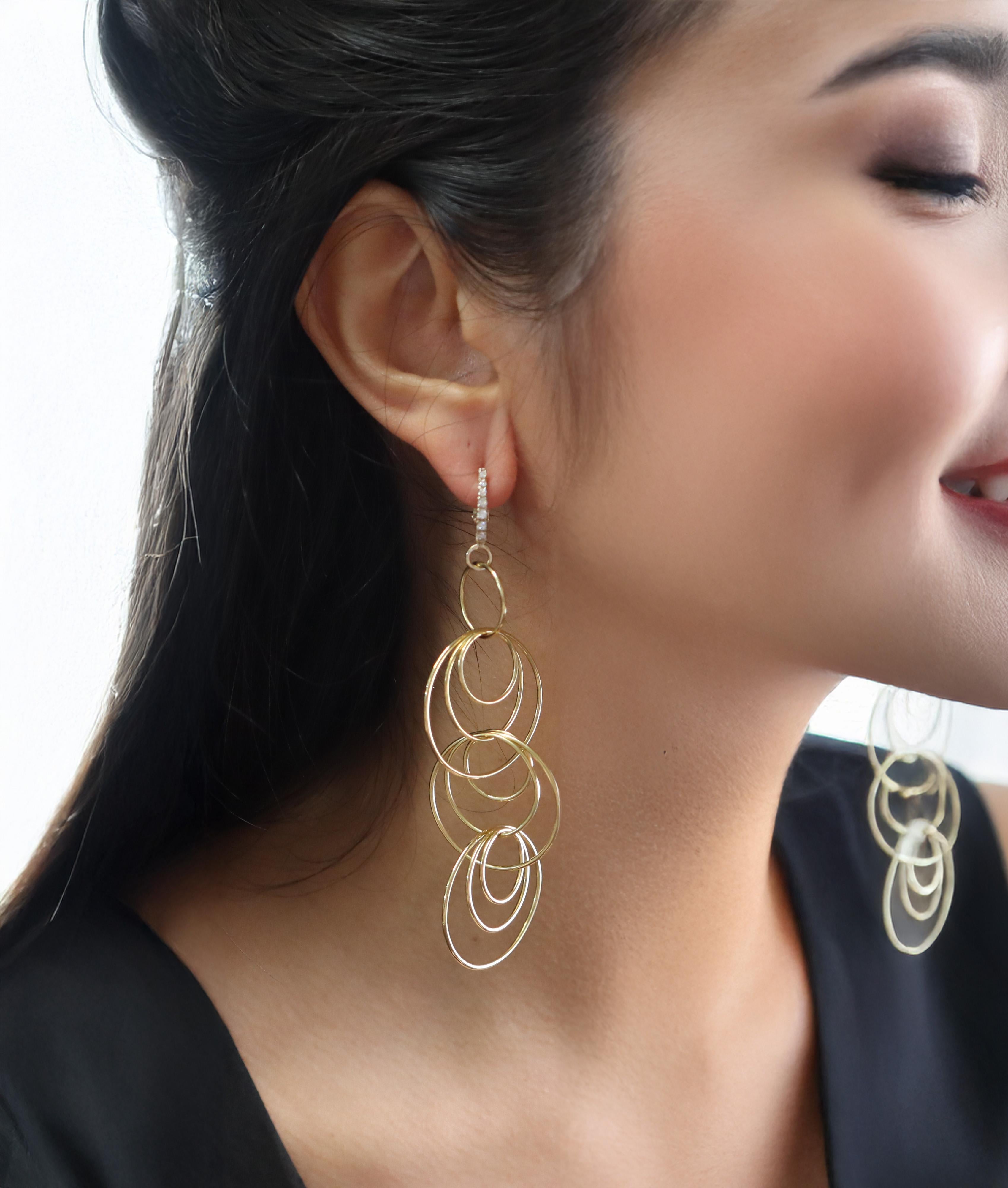 Questi straordinari orecchini rotondi a goccia geometrica sono sapientemente realizzati in oro giallo 18kt e platino, mescolando toni caldi e freddi per un look contemporaneo e sofisticato. Ogni orecchino presenta una graziosa cascata di diamanti